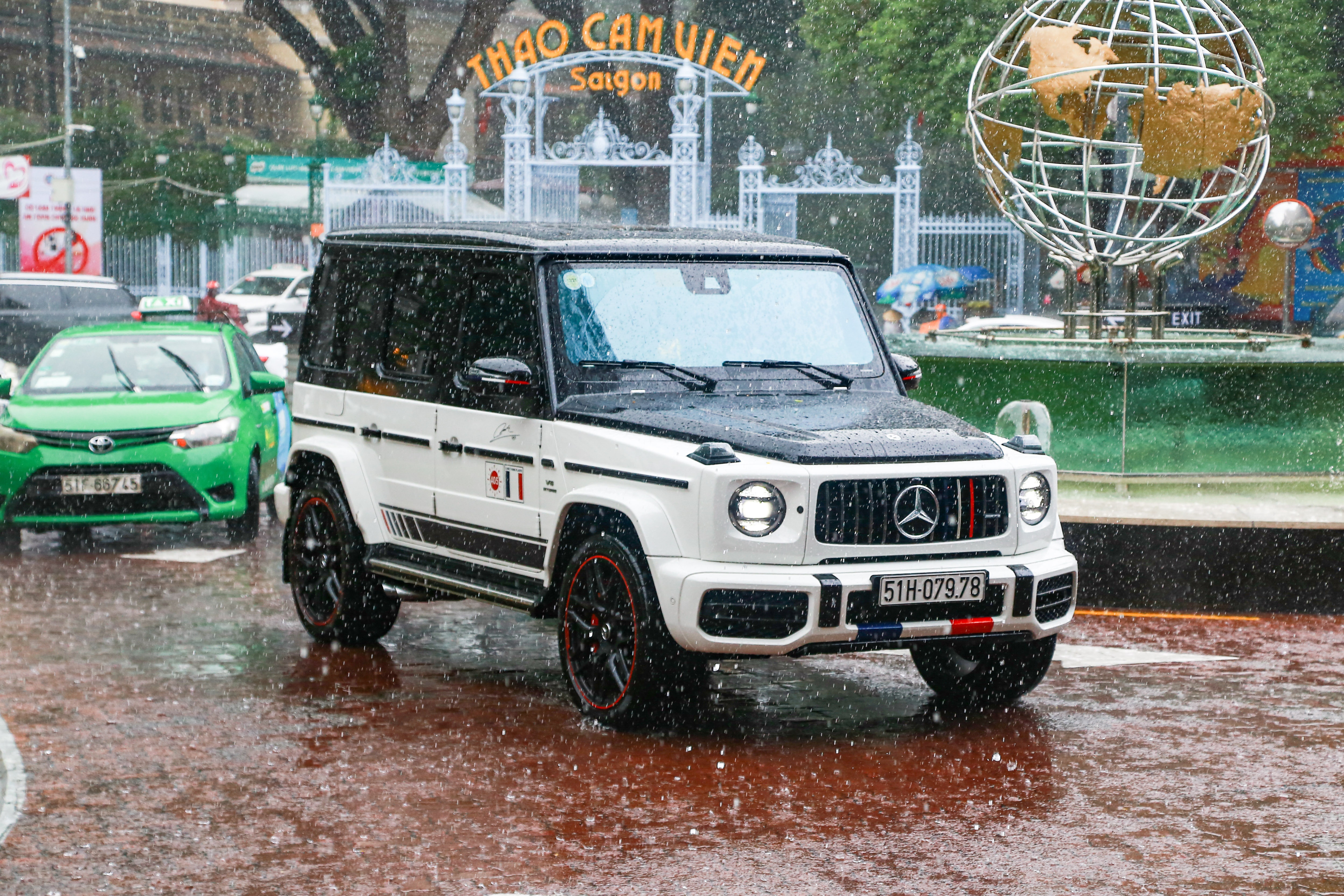 Minh Nhua lai Pagani Huayra di mua SUV moi anh 4