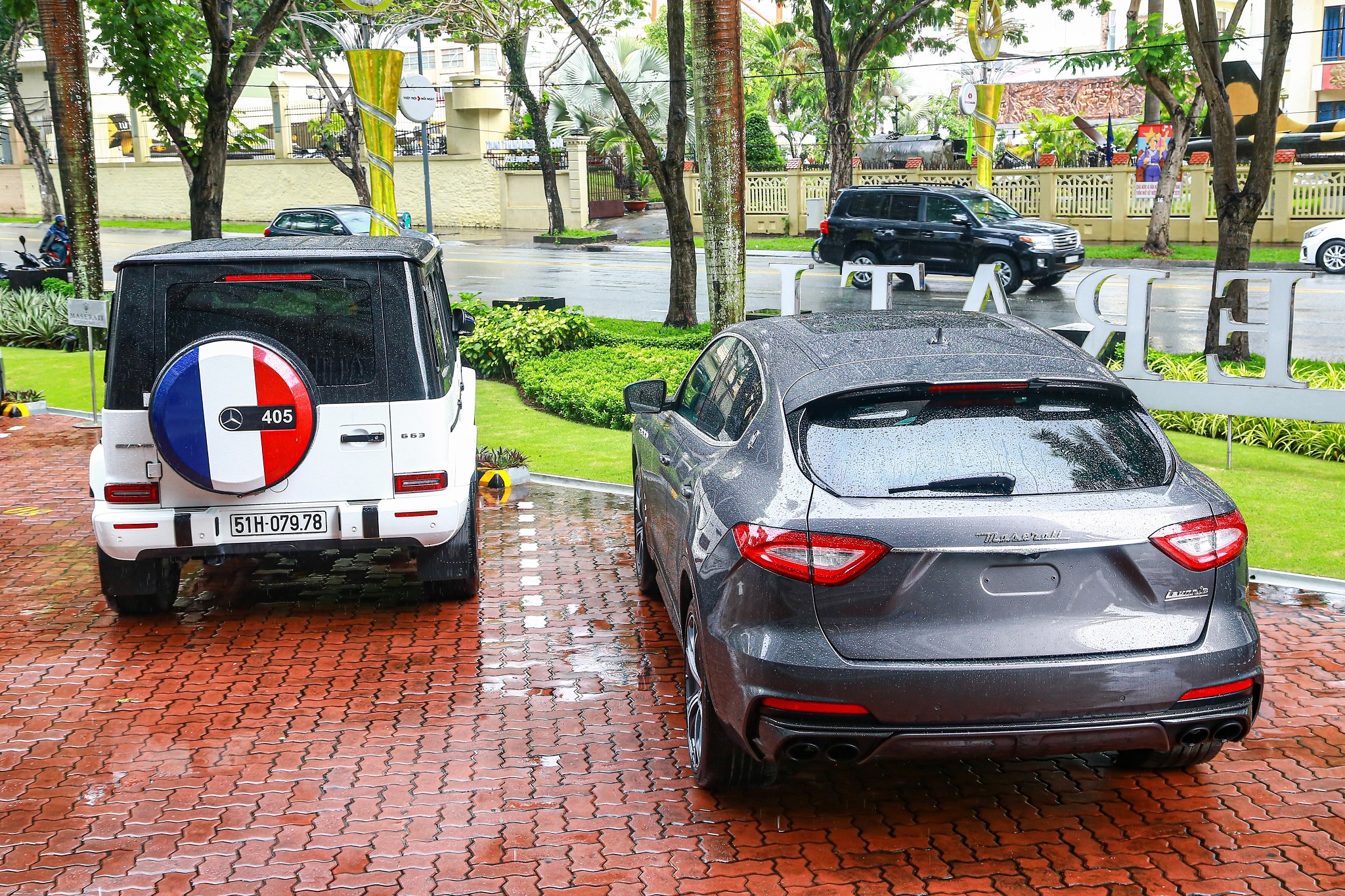 Minh Nhua lai Pagani Huayra di mua SUV moi anh 8