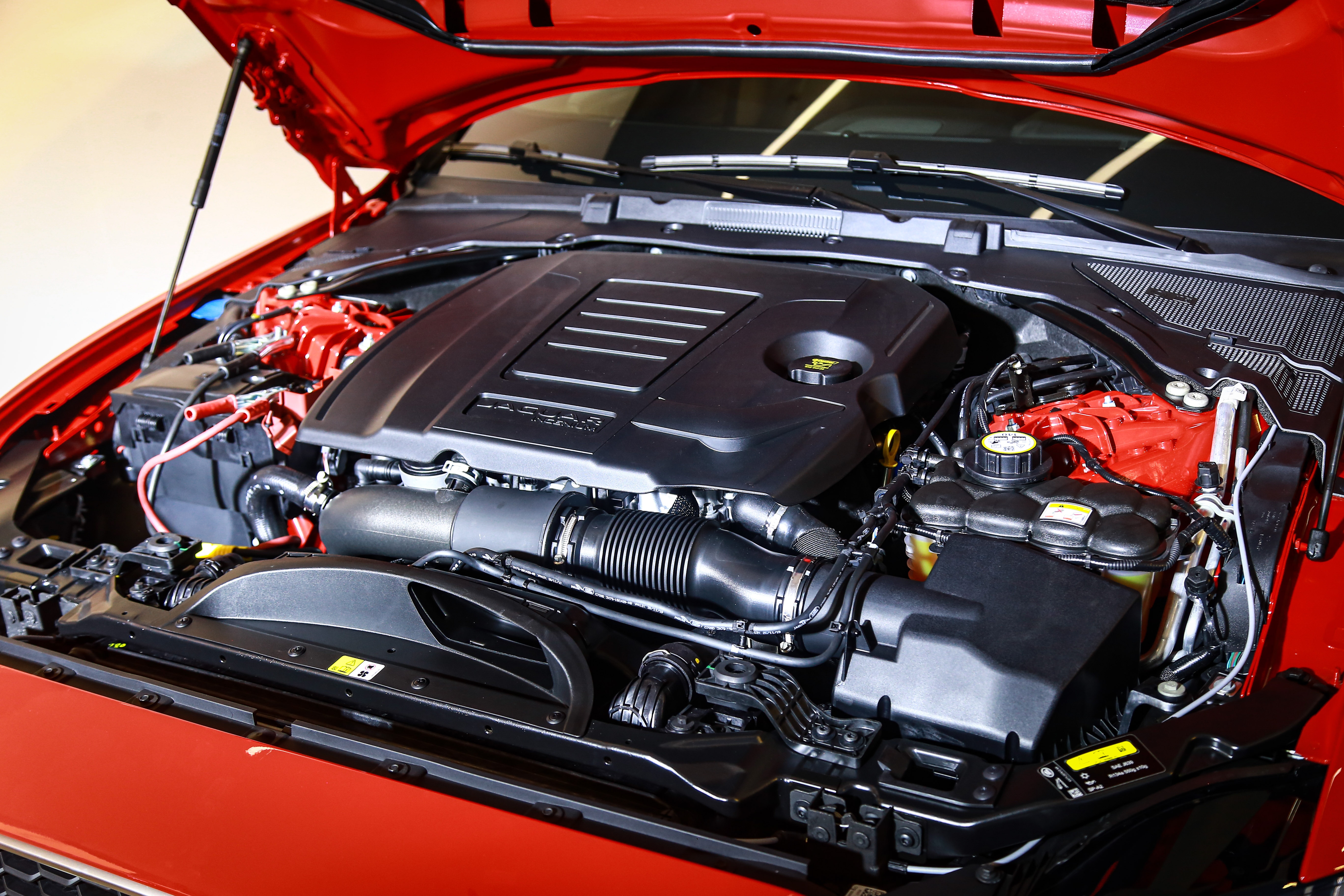 Jaguar XE ra mắt tại VN ảnh 11 Jaguar XE ra mat tai VN anh 11