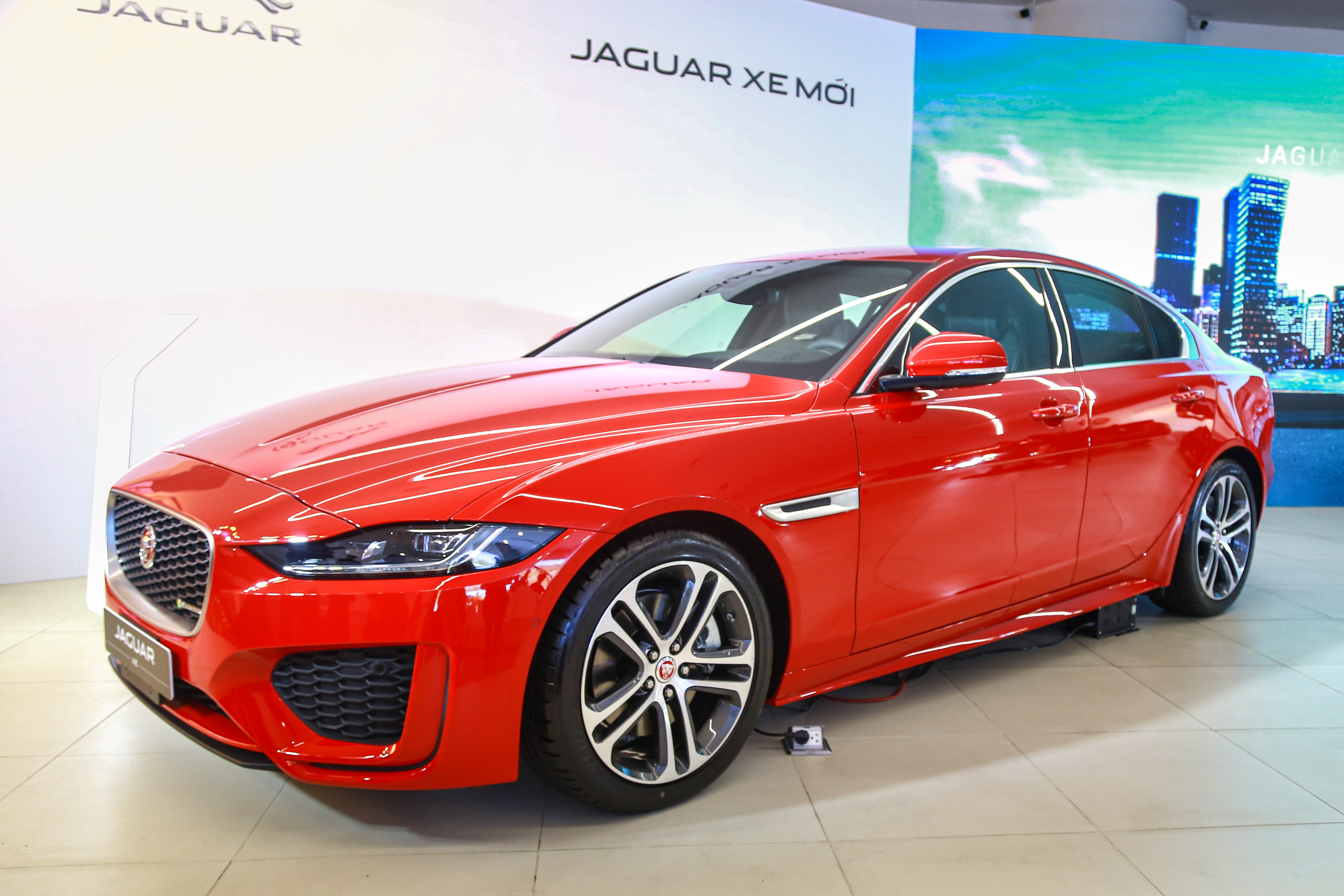 Jaguar XE ra mắt tại VN ảnh 3 Jaguar XE ra mat tai VN anh 3