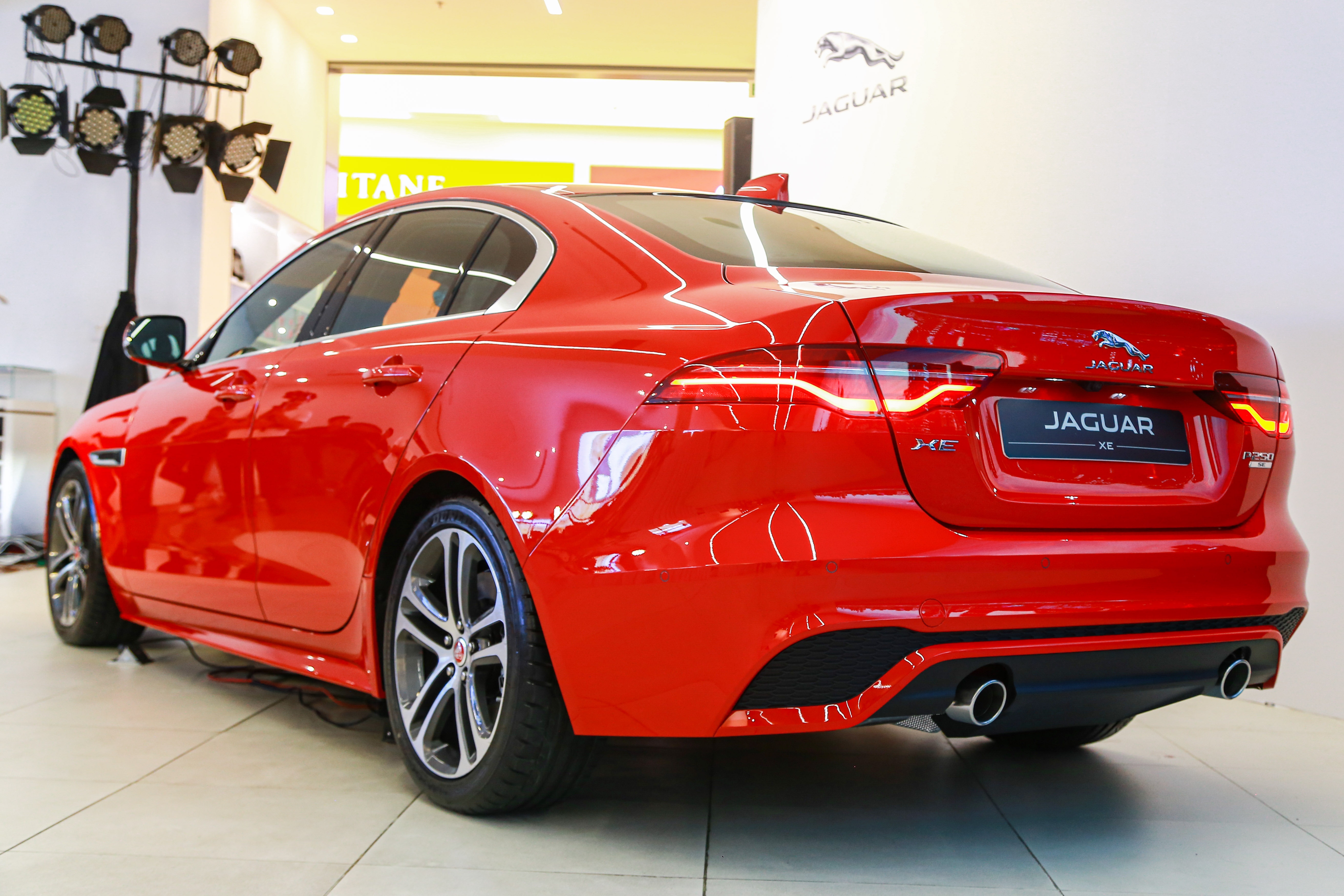 Jaguar XE ra mắt tại VN ảnh 5 Jaguar XE ra mat tai VN anh 5