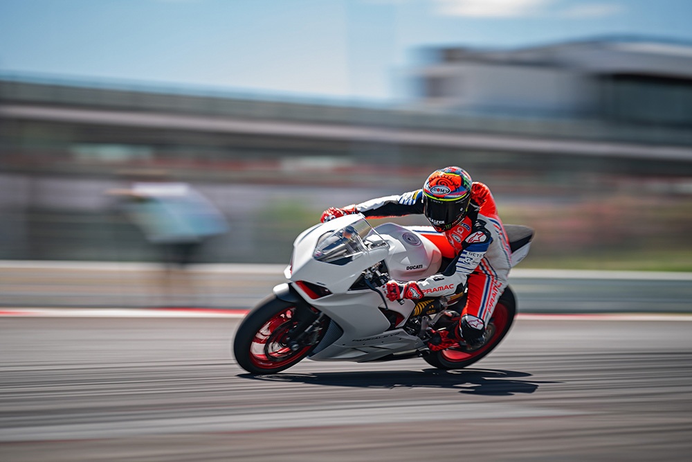 Ducati Panigale V2 White Rosso sap ra mat tai DNA anh 10