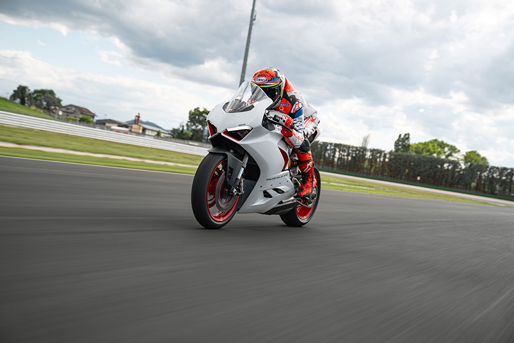 Ducati Panigale V2 White Rosso sap ra mat tai DNA anh 11