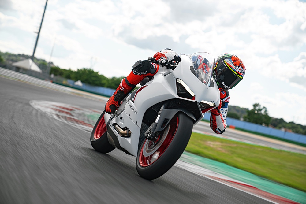Ducati Panigale V2 White Rosso sap ra mat tai DNA anh 9