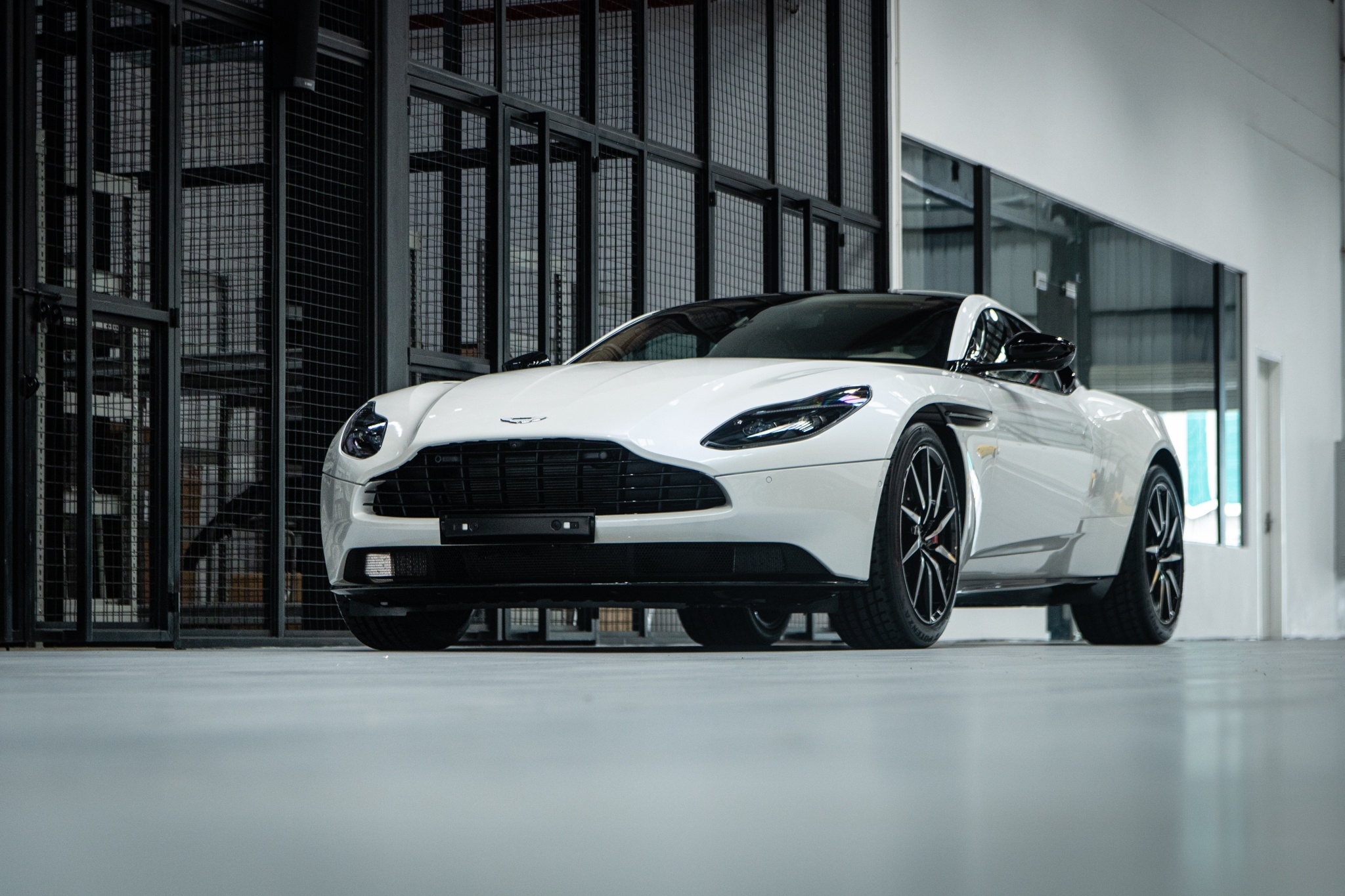 Chi tiet Aston Martin DB11 mau trang Morning Frost chinh hang tai VN hinh anh
