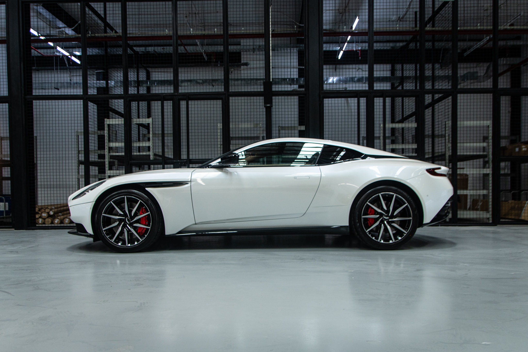 Can canh sieu xe Aston Martin DB11 thu 6 ve VN anh 8