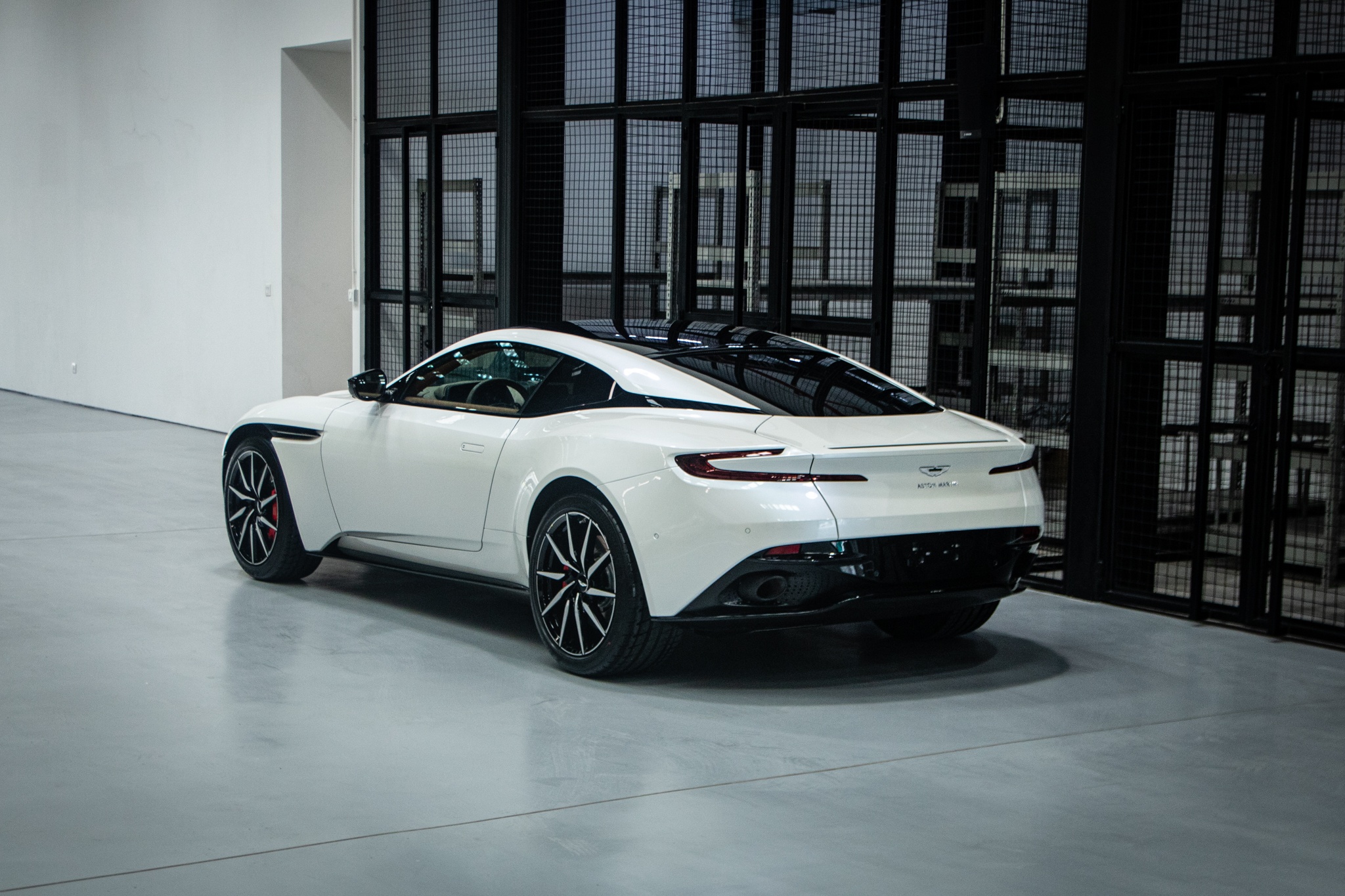 Can canh sieu xe Aston Martin DB11 thu 6 ve VN anh 27
