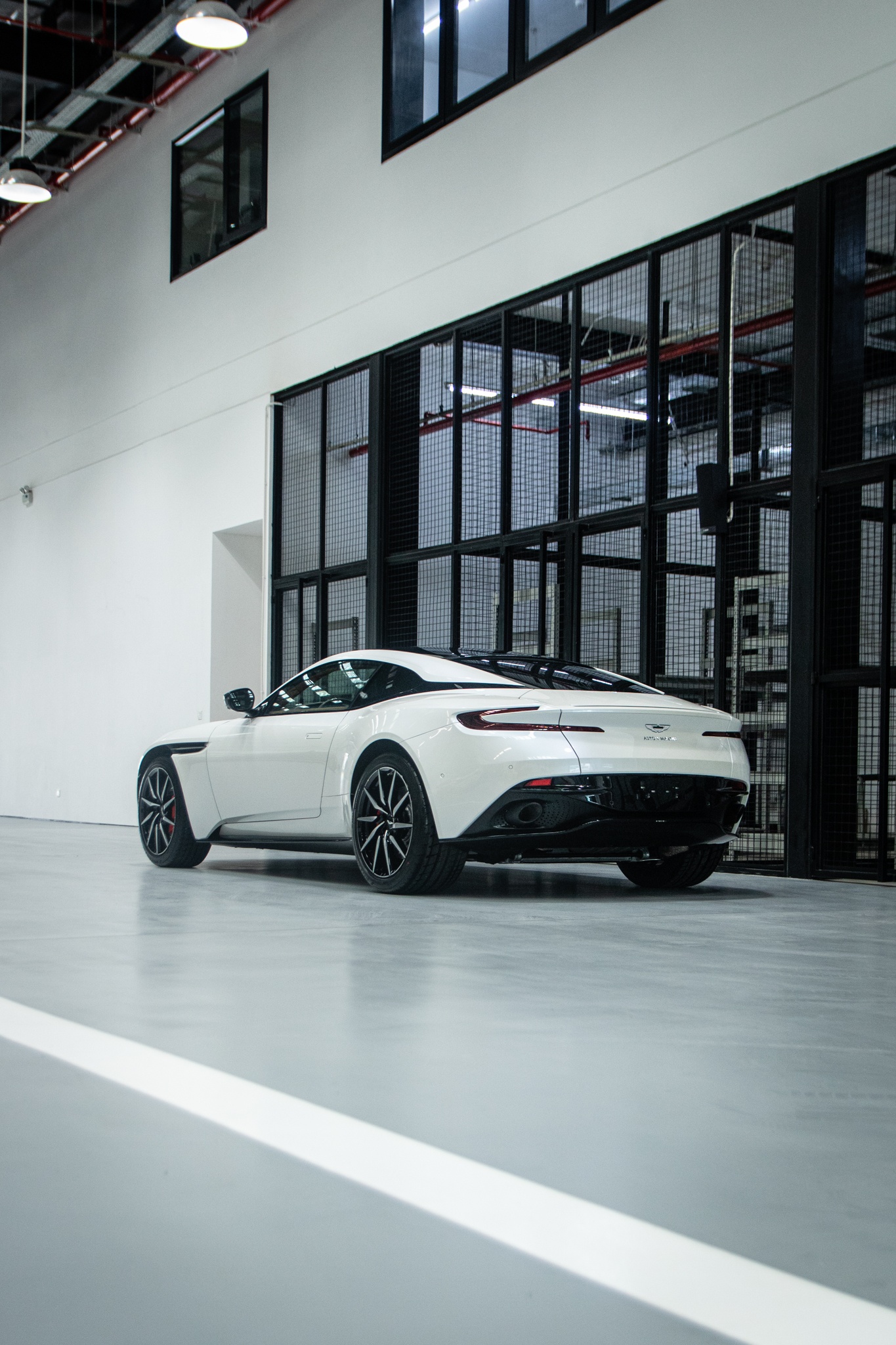 Can canh sieu xe Aston Martin DB11 thu 6 ve VN anh 30