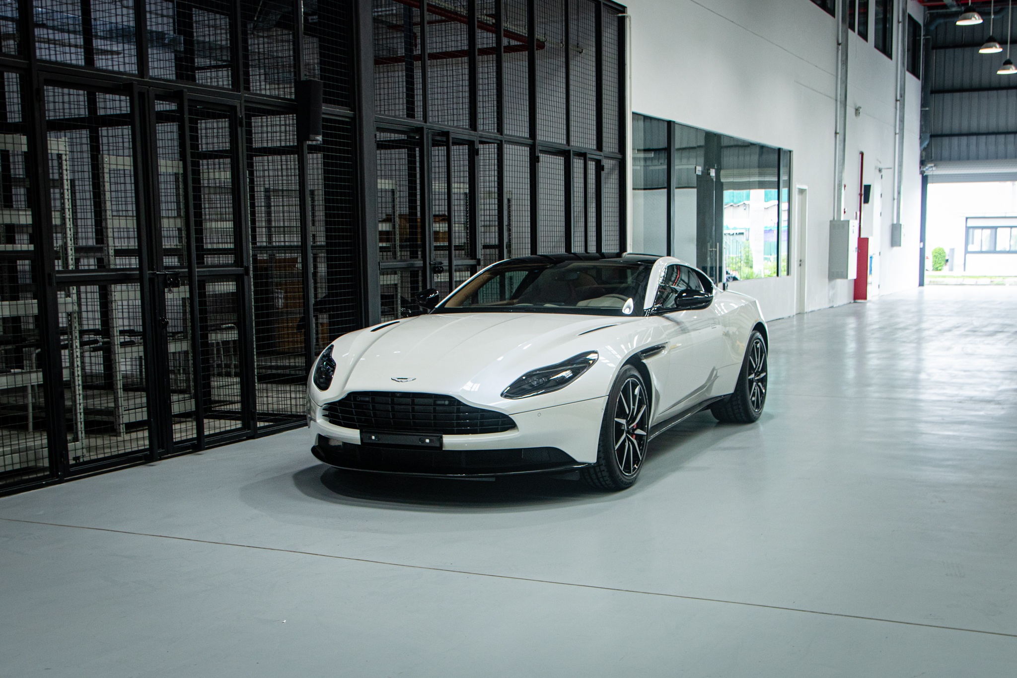 Can canh sieu xe Aston Martin DB11 thu 6 ve VN anh 35