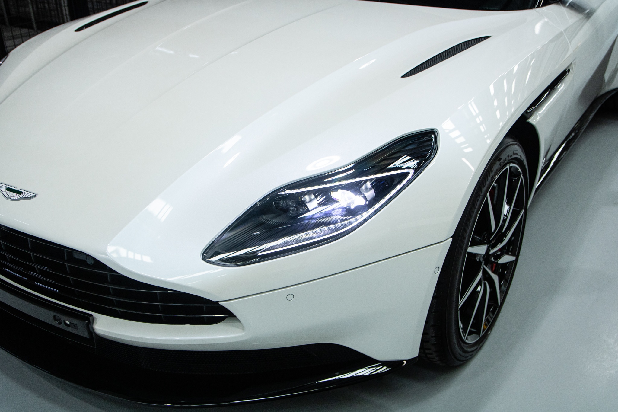 Can canh sieu xe Aston Martin DB11 thu 6 ve VN anh 7