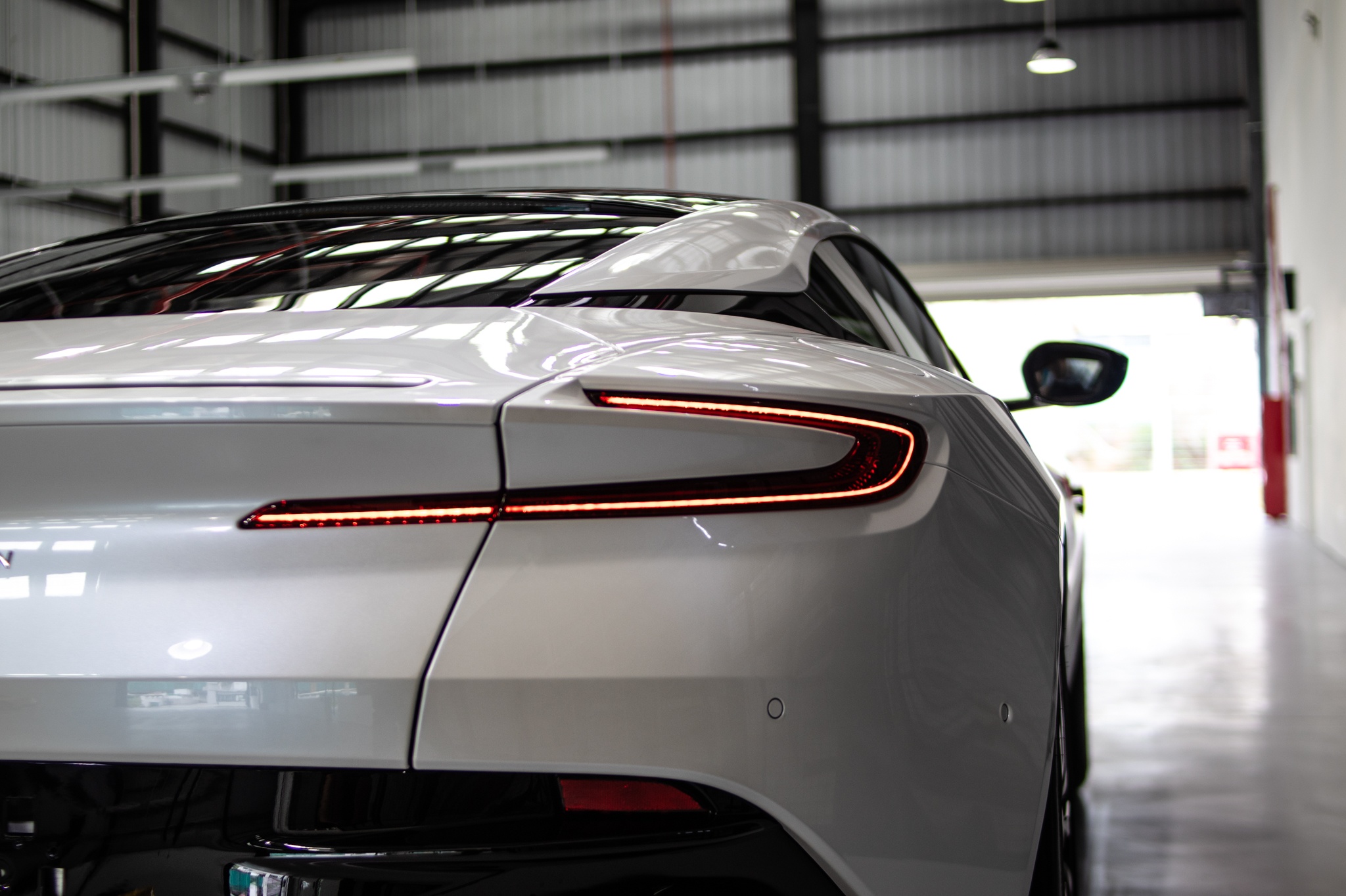 Can canh sieu xe Aston Martin DB11 thu 6 ve VN anh 6