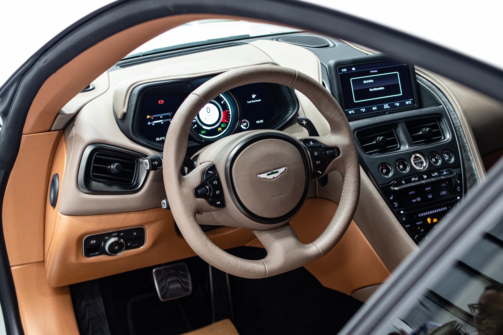 aston martin,  db11,  db9,  db10,  vanquish,  trung nguyen,  ca phe anh 8