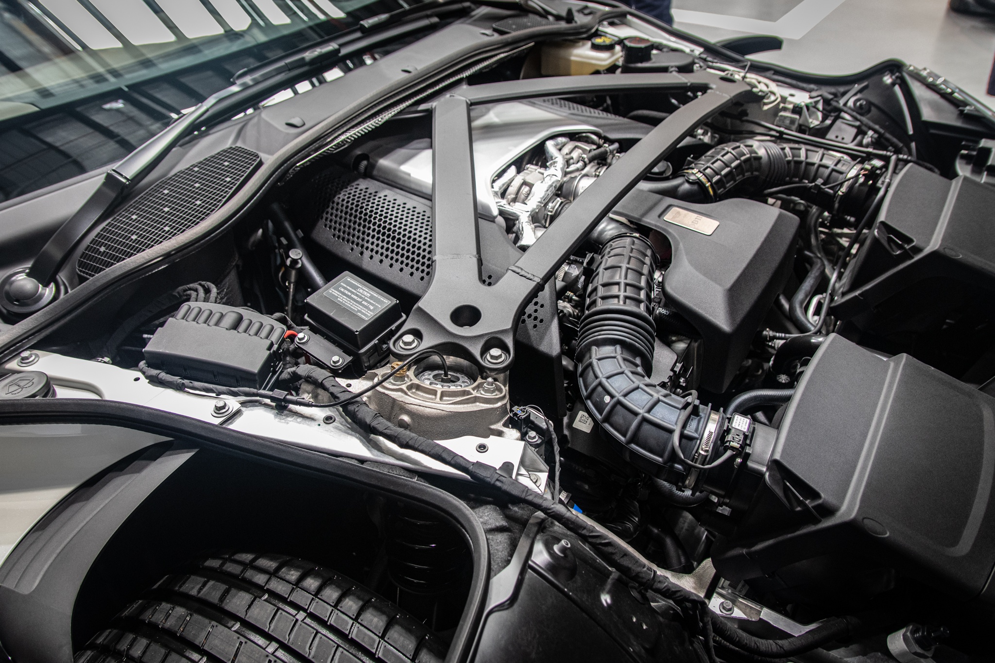 Can canh sieu xe Aston Martin DB11 thu 6 ve VN anh 28