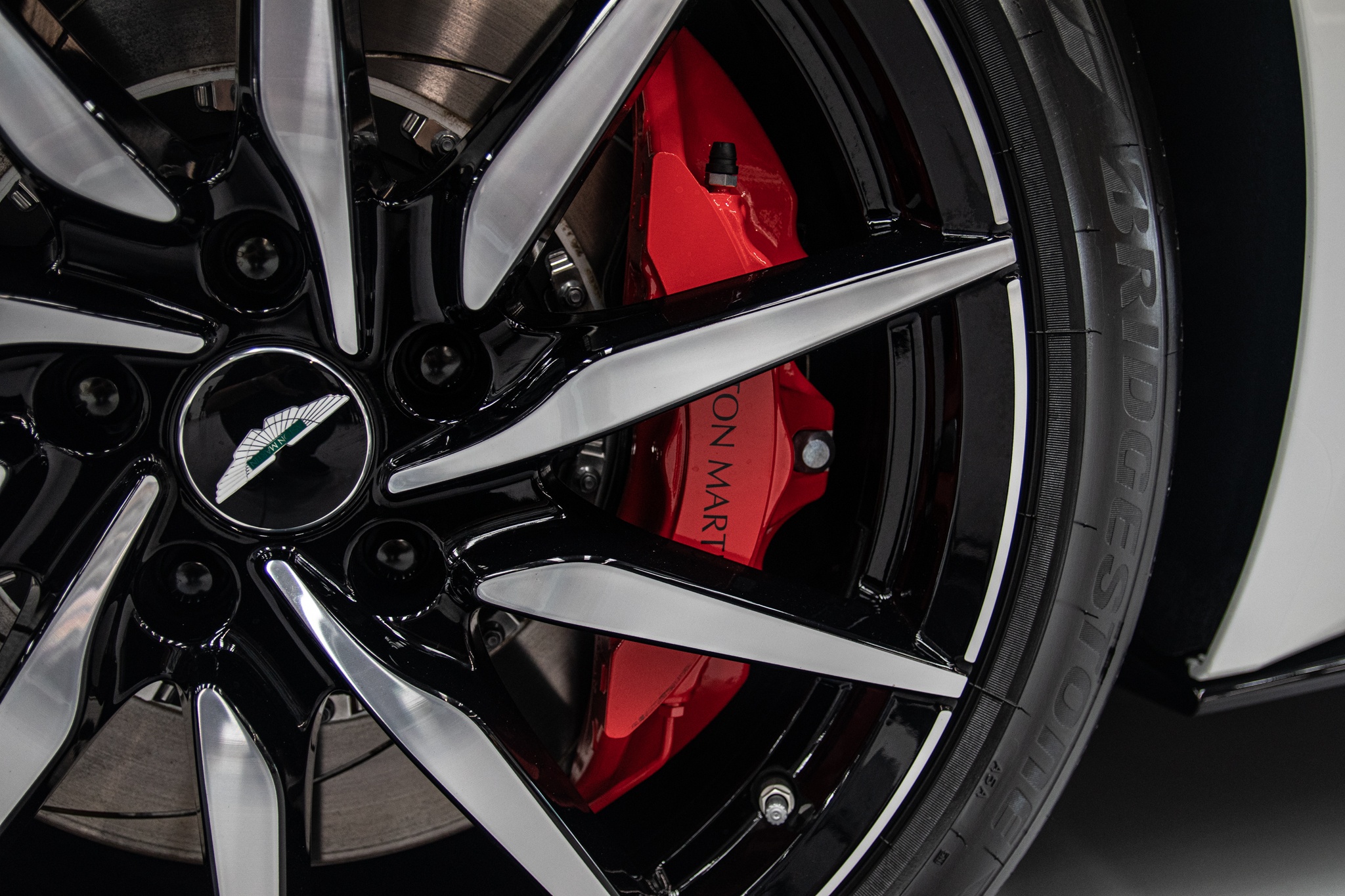 Can canh sieu xe Aston Martin DB11 thu 6 ve VN anh 14