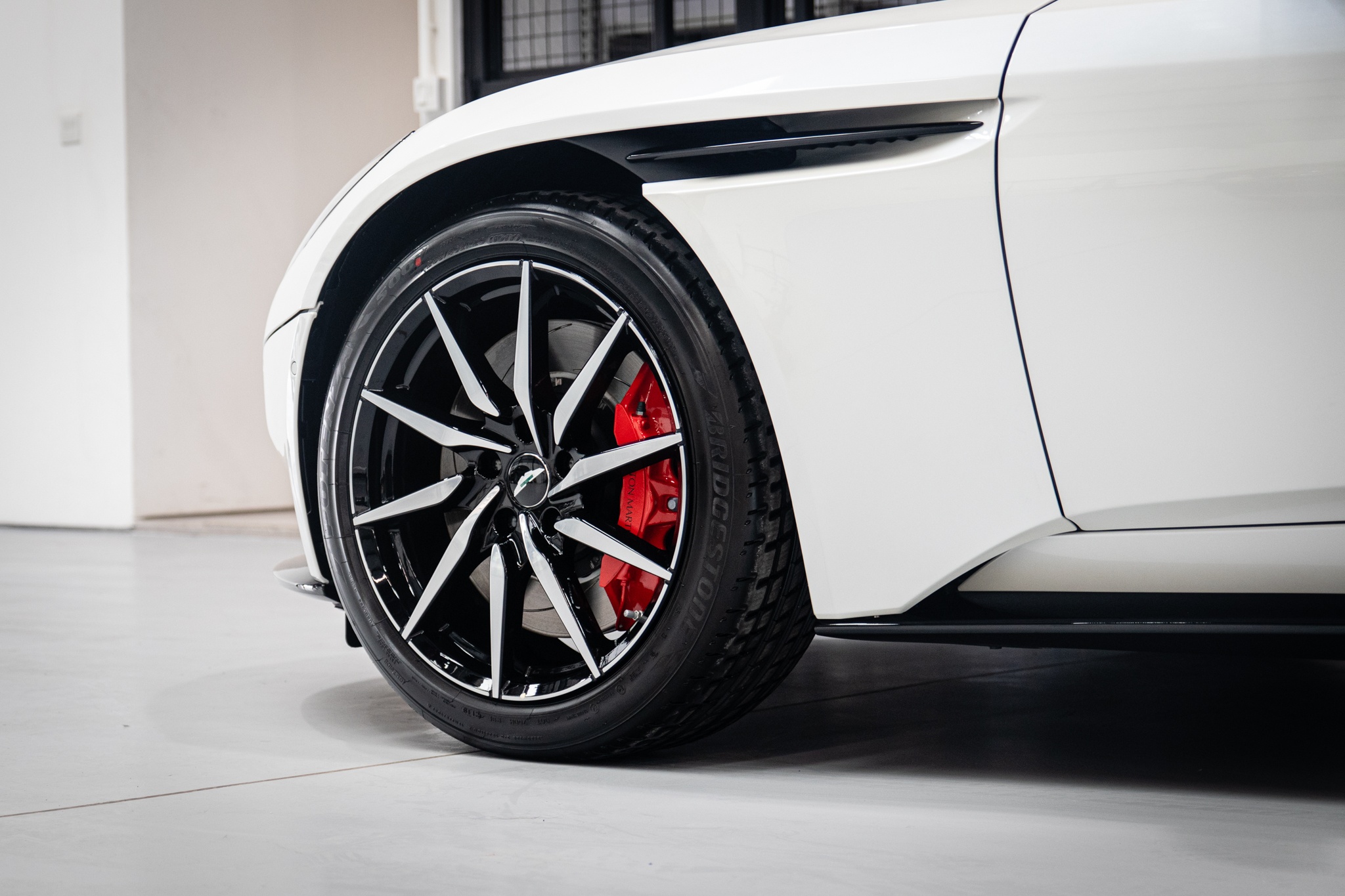 Can canh sieu xe Aston Martin DB11 thu 6 ve VN anh 10