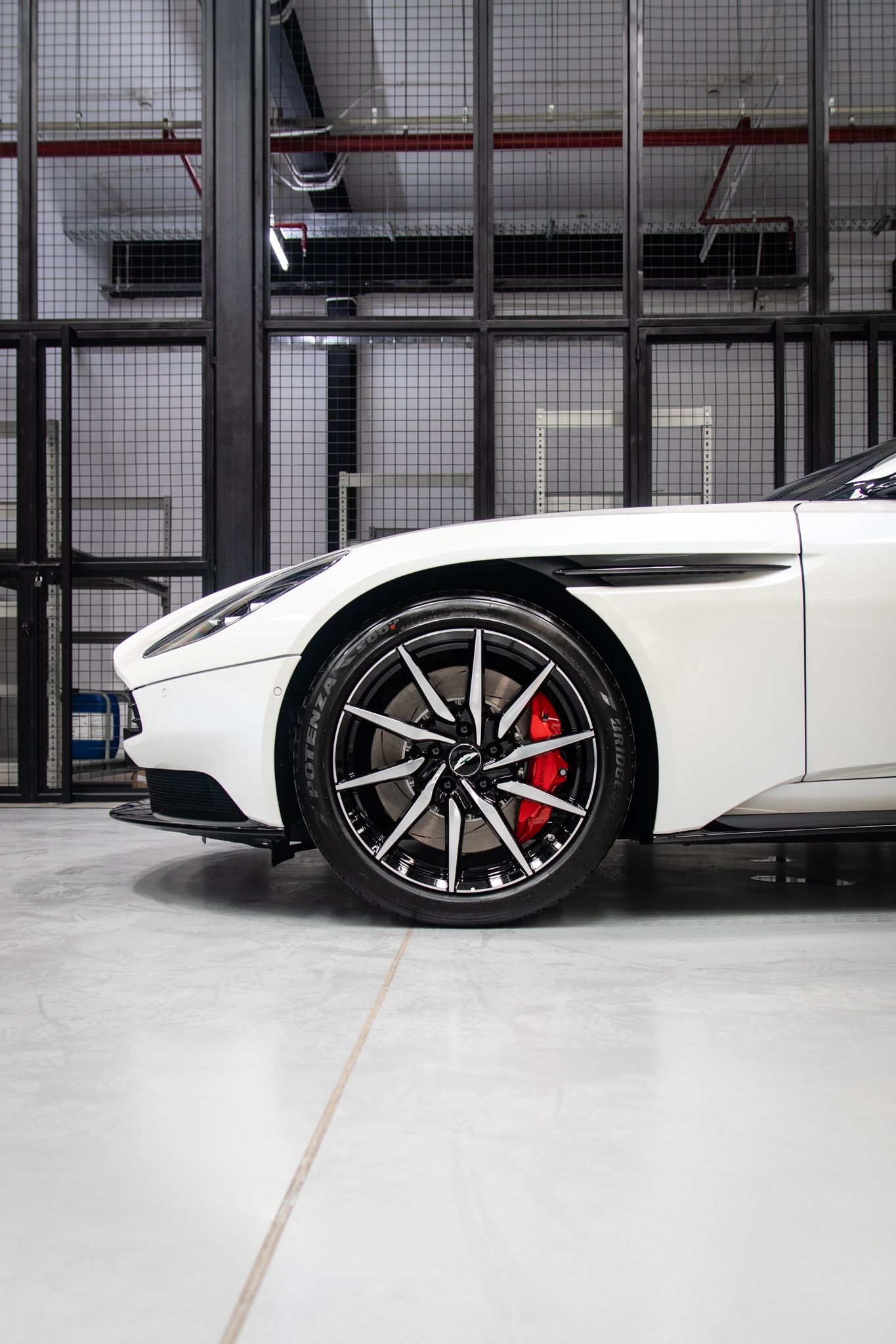 Can canh sieu xe Aston Martin DB11 thu 6 ve VN anh 11