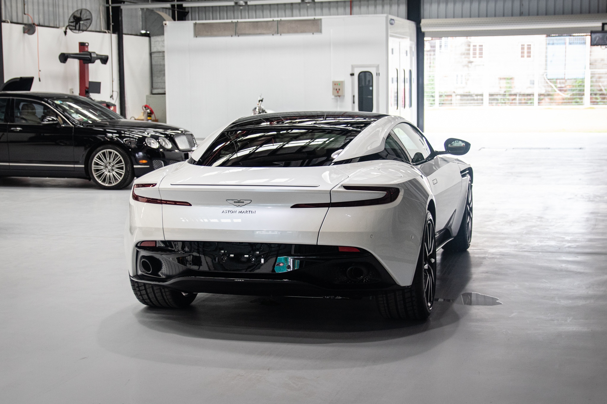 Can canh sieu xe Aston Martin DB11 thu 6 ve VN anh 9