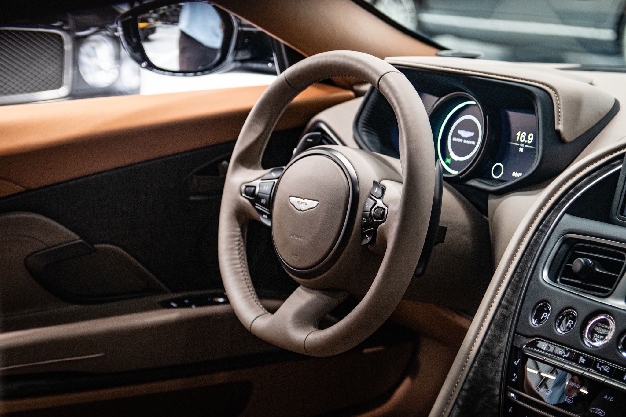 Can canh sieu xe Aston Martin DB11 thu 6 ve VN anh 17