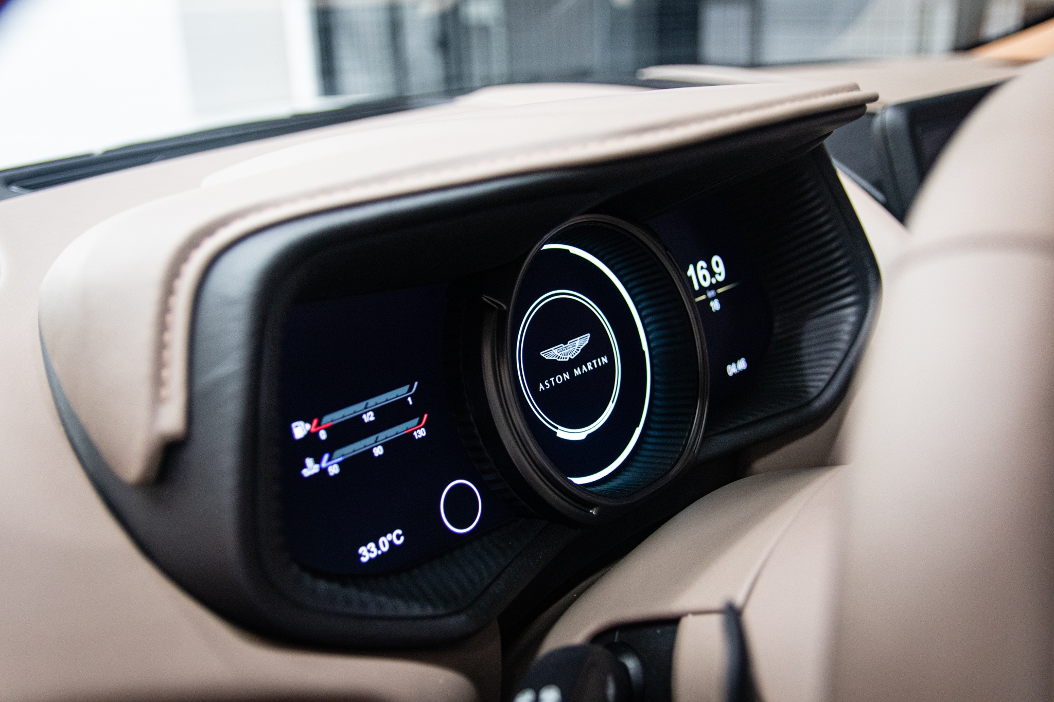 Can canh sieu xe Aston Martin DB11 thu 6 ve VN anh 16