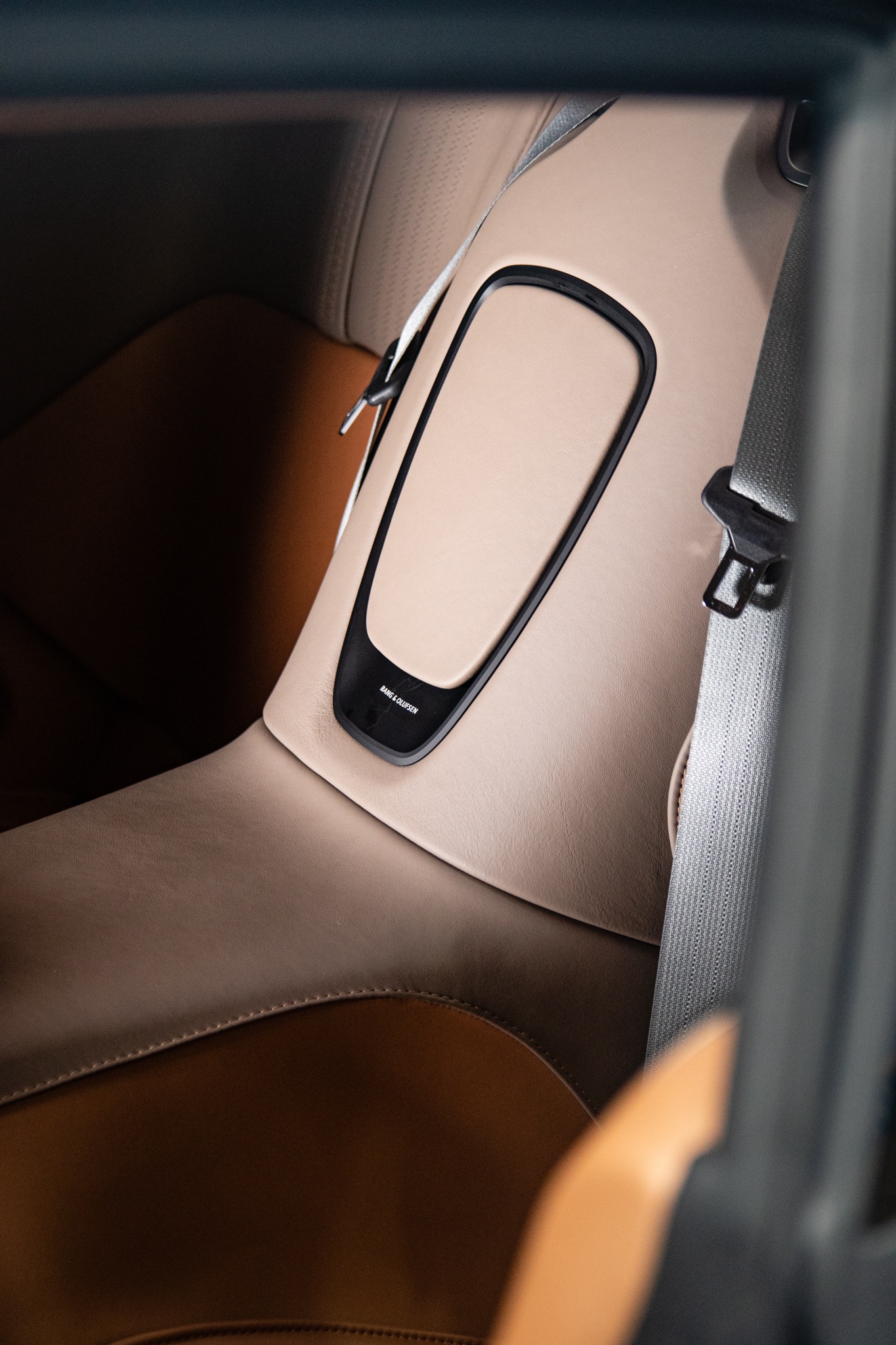 Can canh sieu xe Aston Martin DB11 thu 6 ve VN anh 26