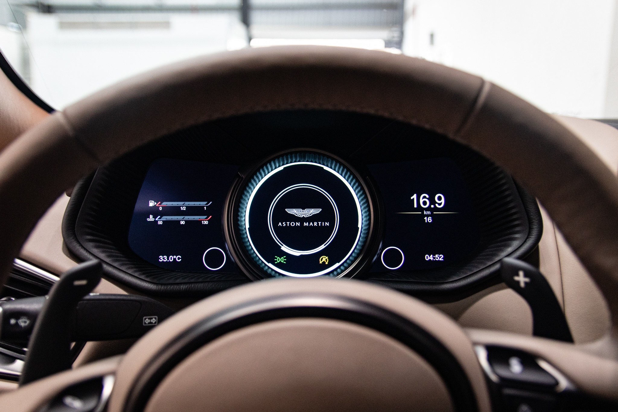 Can canh sieu xe Aston Martin DB11 thu 6 ve VN anh 21