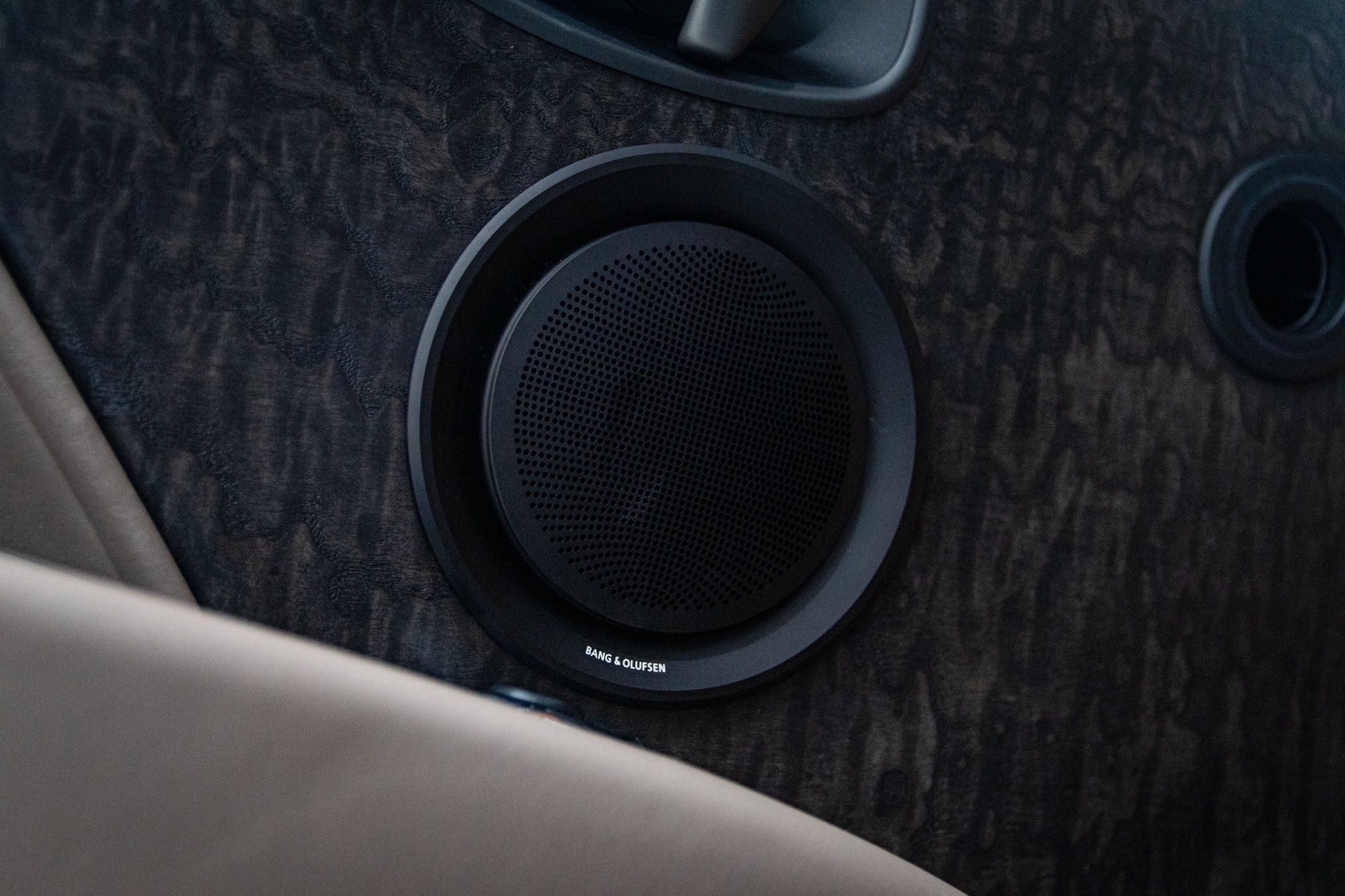 Can canh sieu xe Aston Martin DB11 thu 6 ve VN anh 25