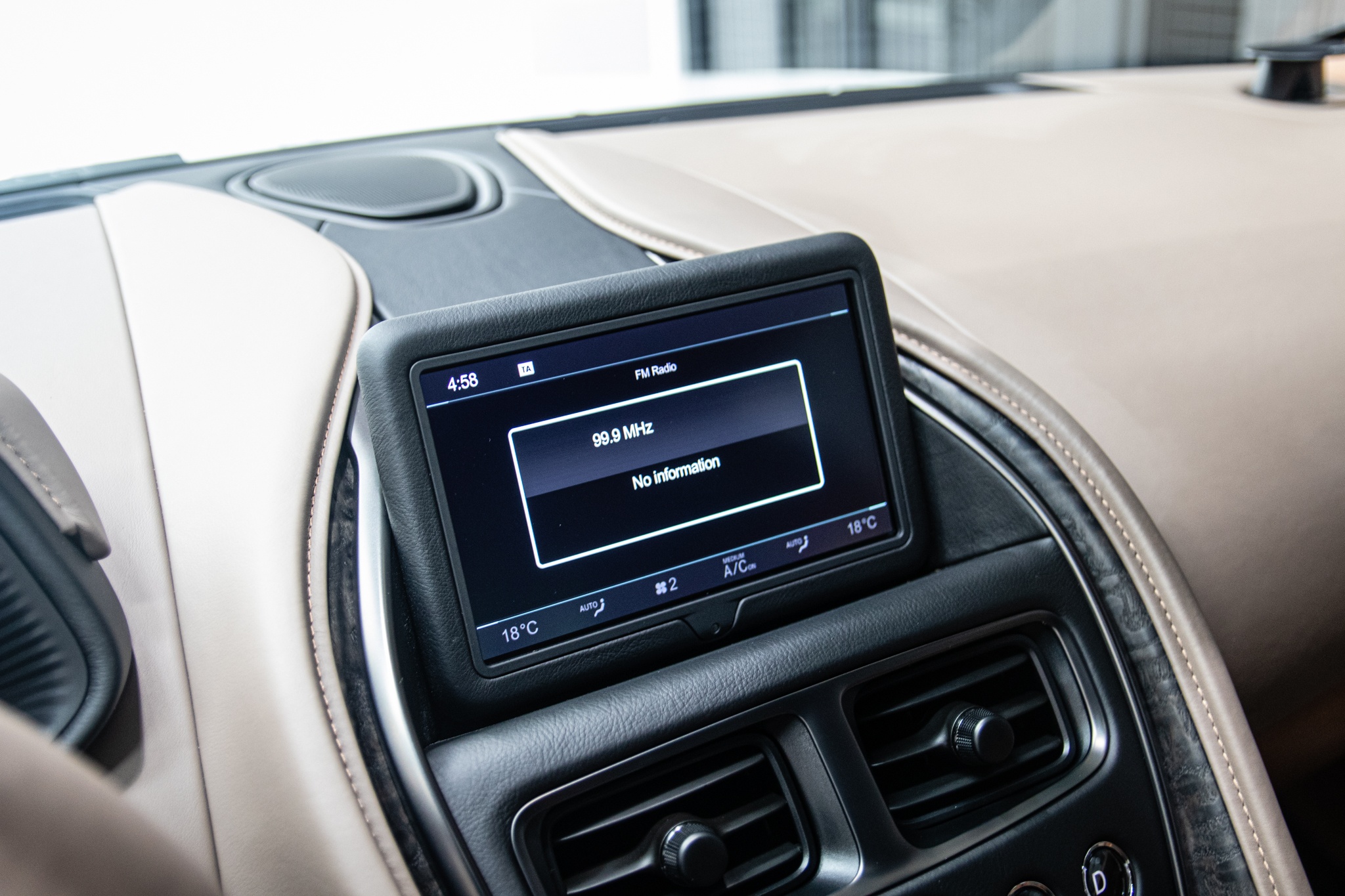 Can canh sieu xe Aston Martin DB11 thu 6 ve VN anh 24