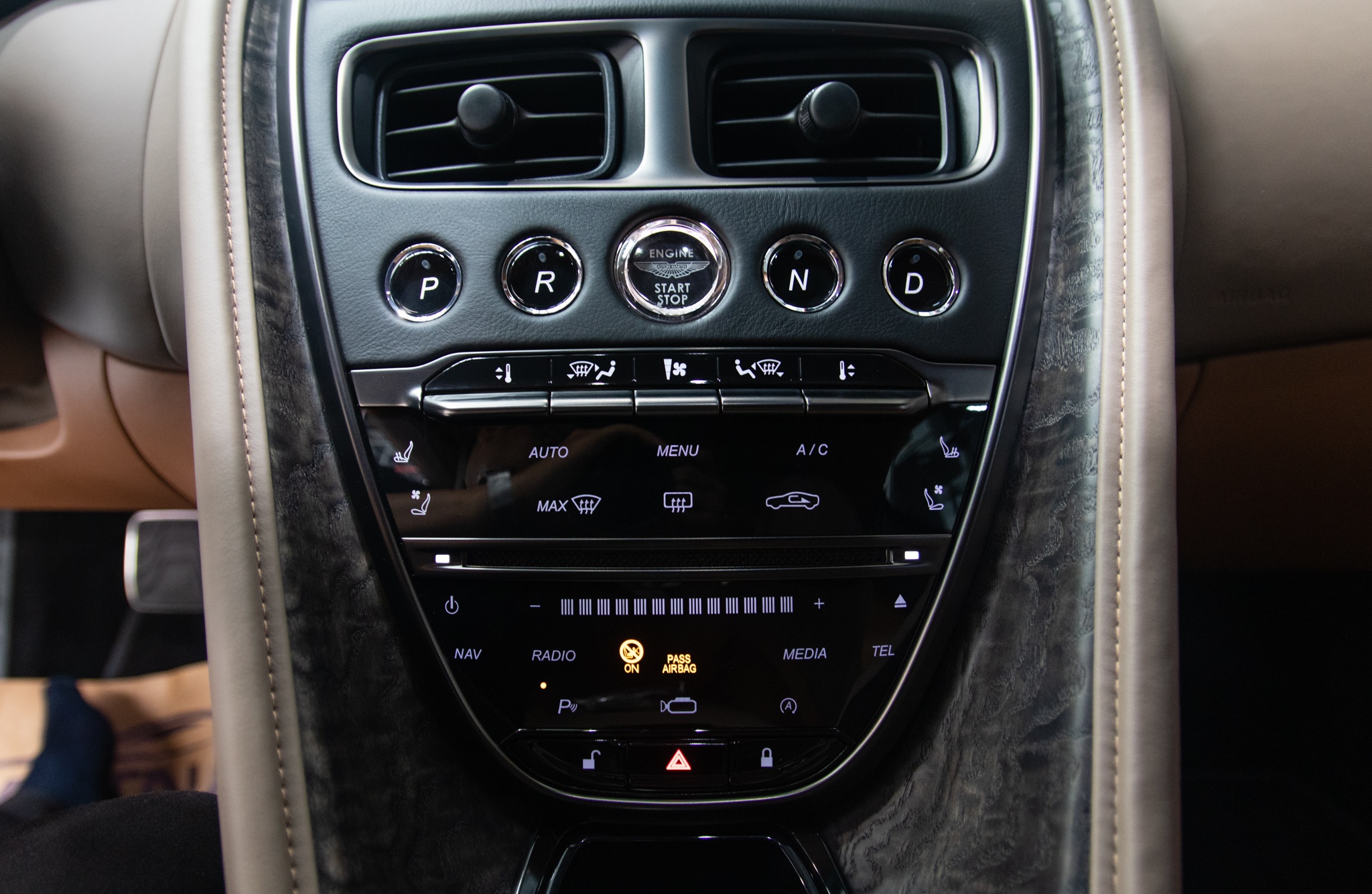 Can canh sieu xe Aston Martin DB11 thu 6 ve VN anh 22