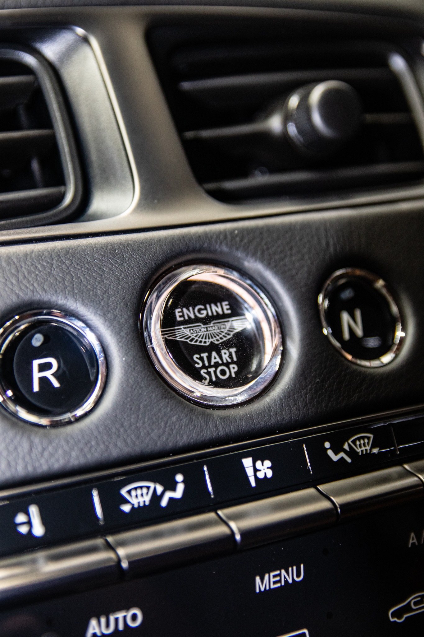 Can canh sieu xe Aston Martin DB11 thu 6 ve VN anh 23