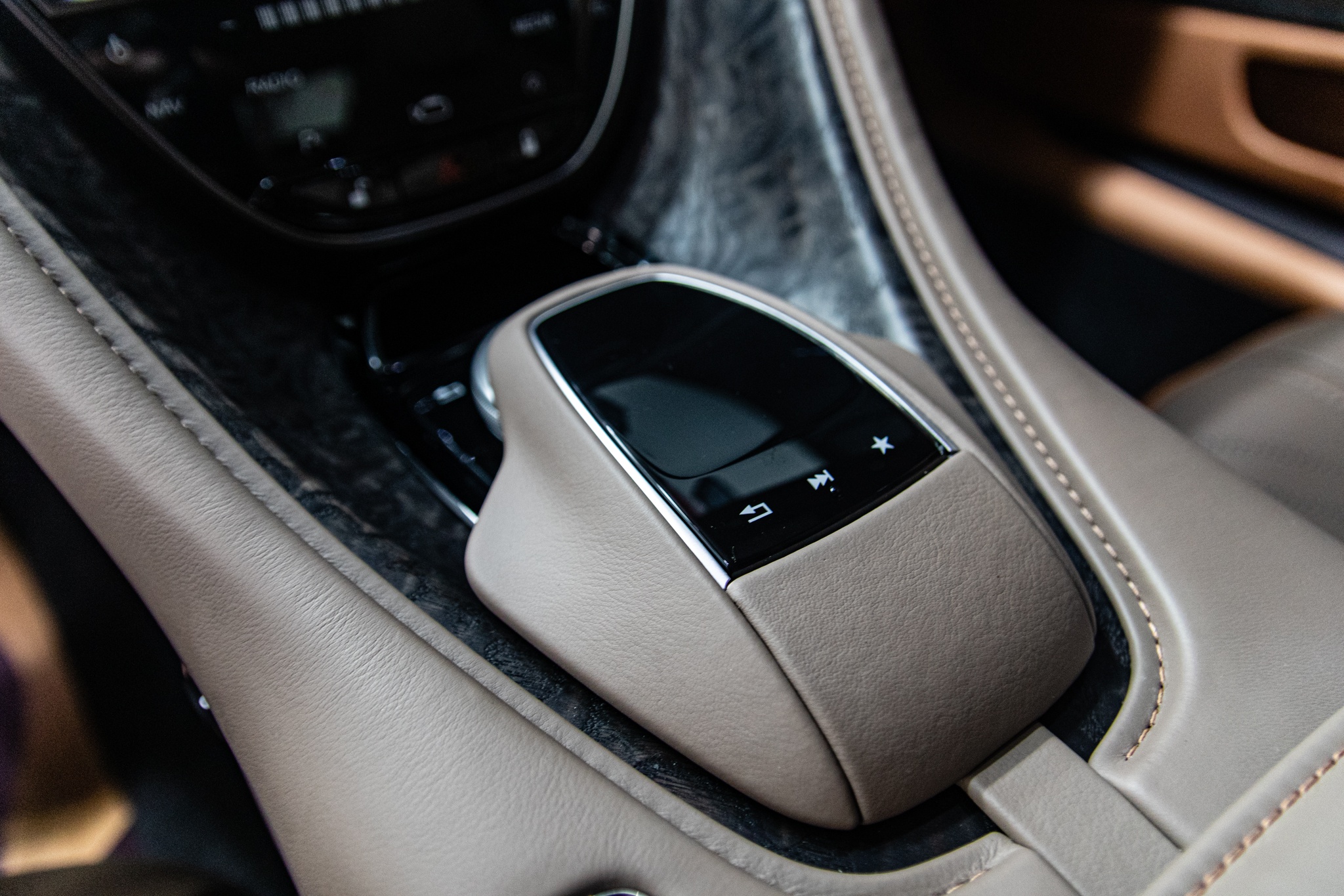 Can canh sieu xe Aston Martin DB11 thu 6 ve VN anh 20