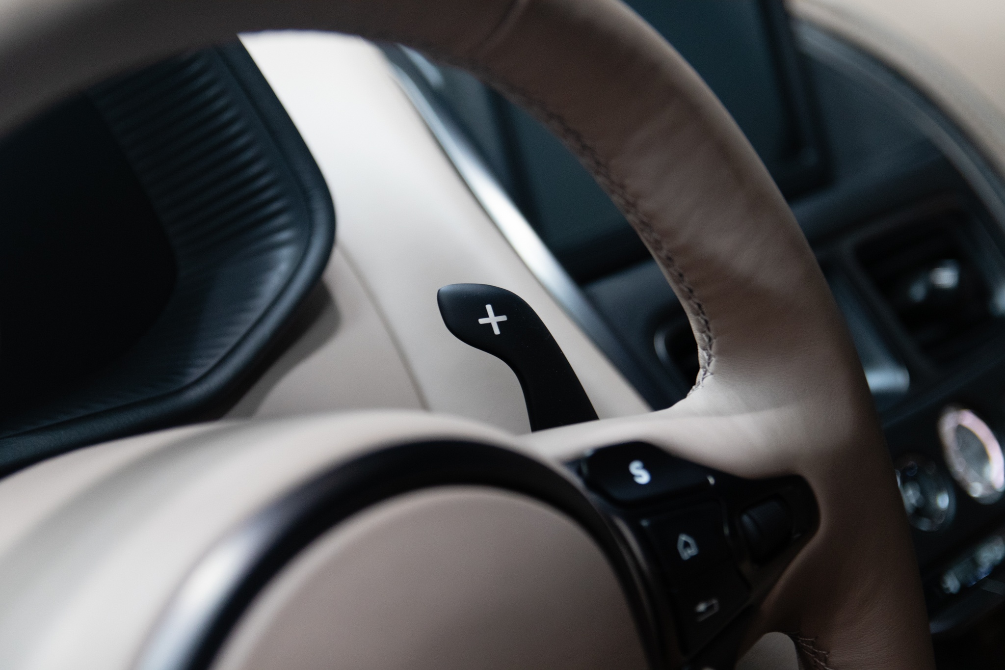 Can canh sieu xe Aston Martin DB11 thu 6 ve VN anh 19