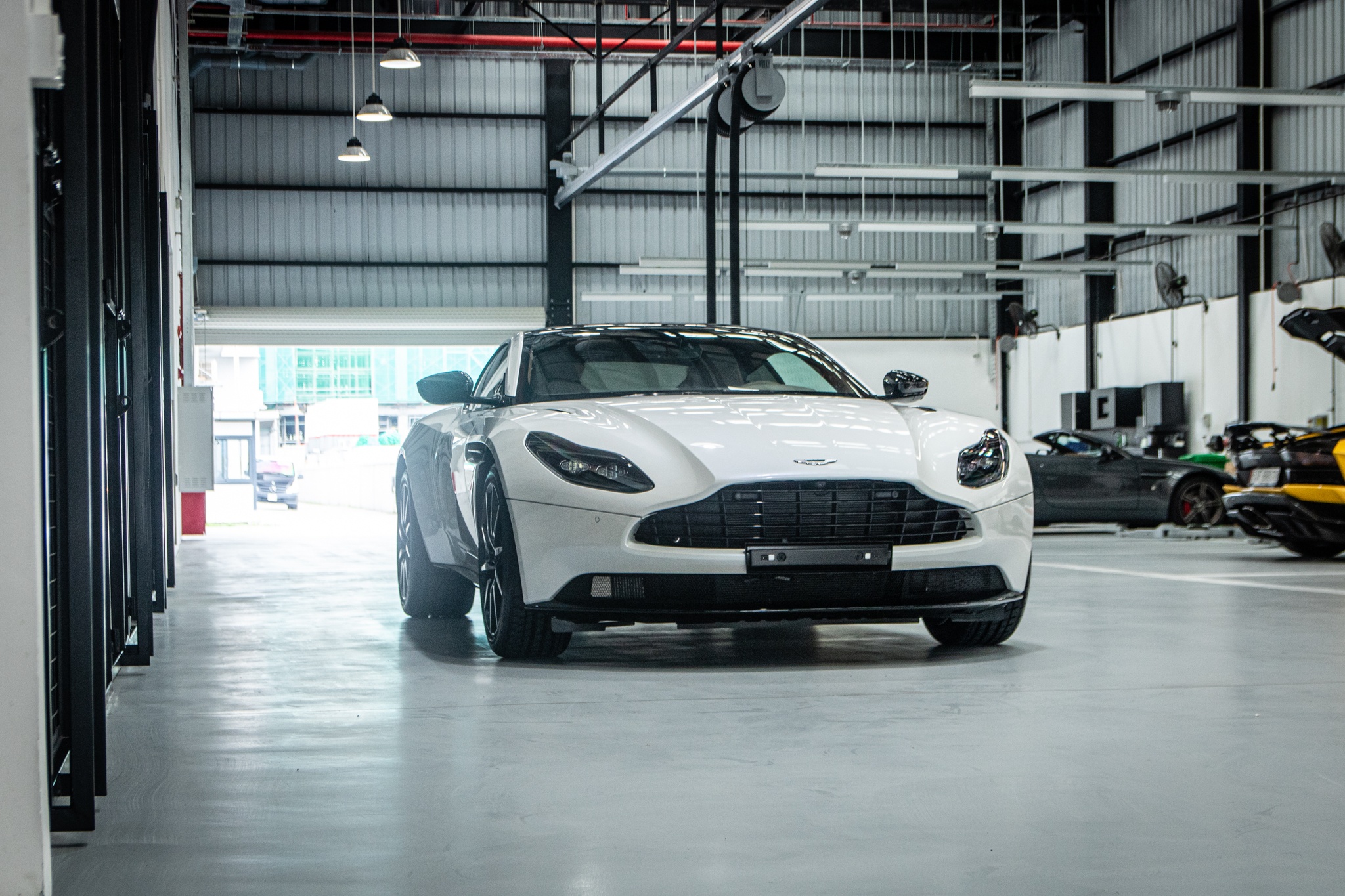 Can canh sieu xe Aston Martin DB11 thu 6 ve VN anh 34