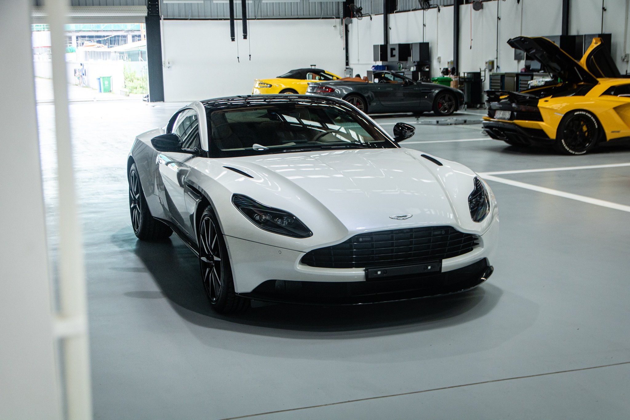 Can canh sieu xe Aston Martin DB11 thu 6 ve VN anh 3