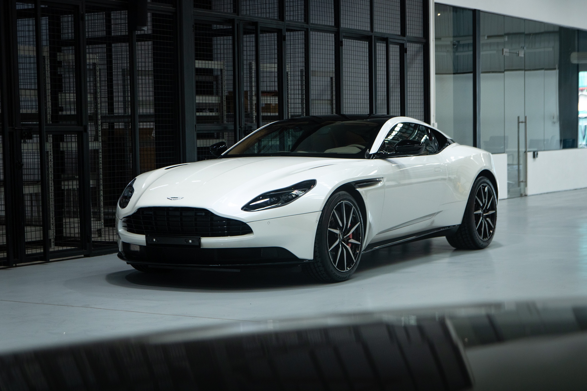 Can canh sieu xe Aston Martin DB11 thu 6 ve VN anh 4