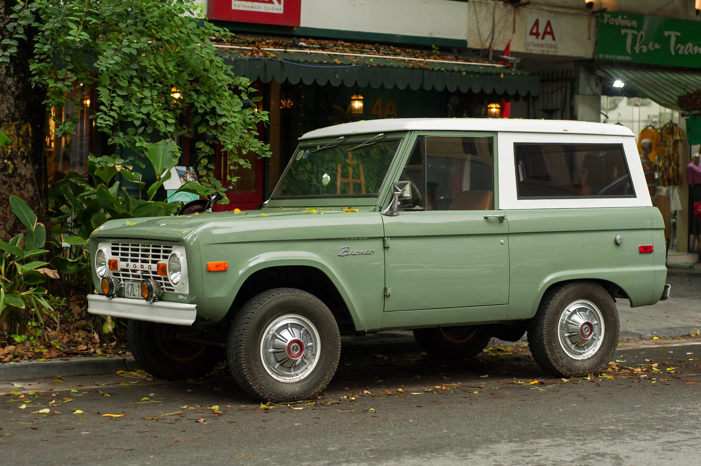 Can canh SUV Ford Bronco the he dau tien tai Viet Nam hinh anh