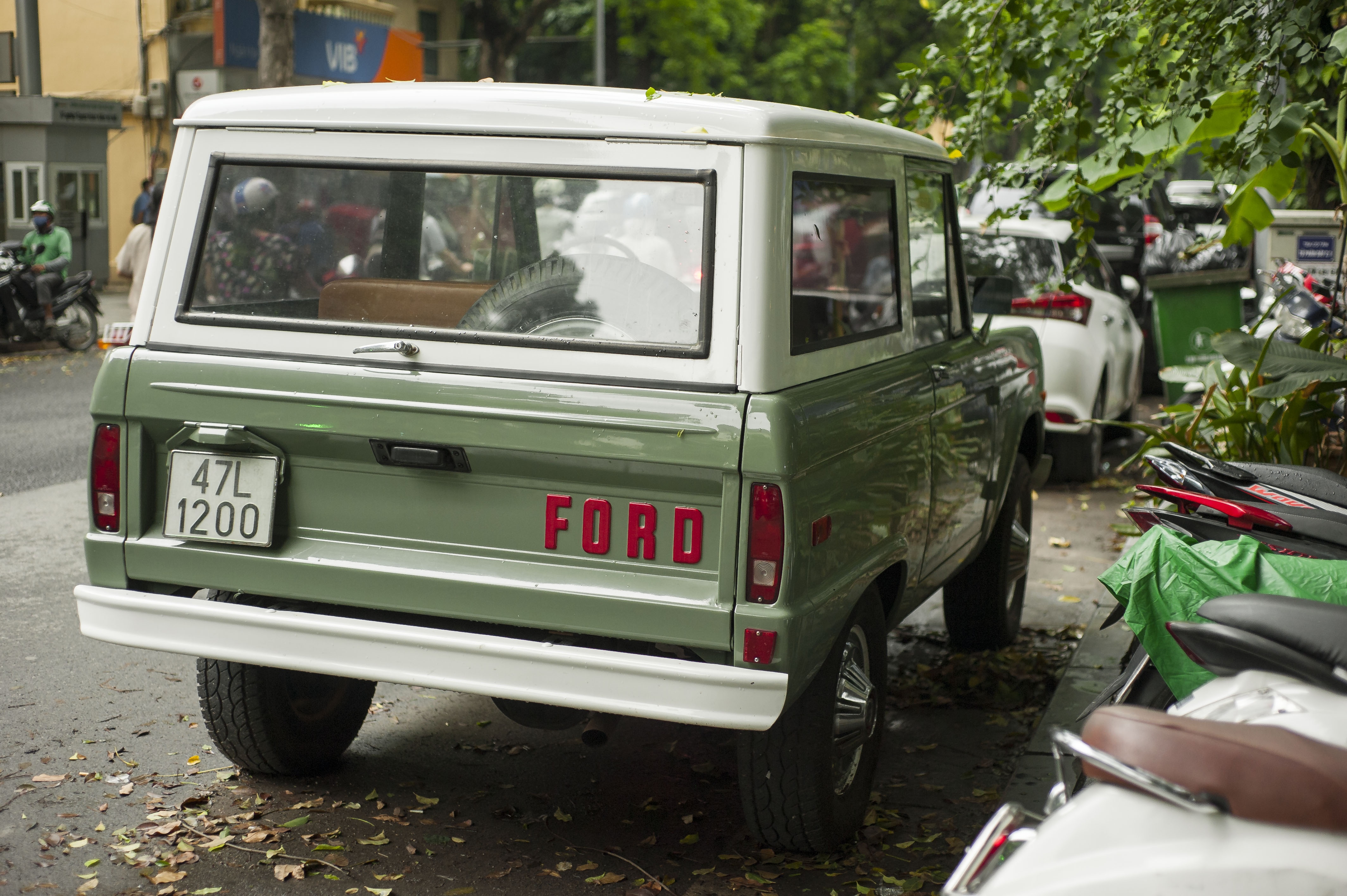 Ford Bronco đời đầu xuất hiện trên đường phố HN ảnh 11 Ford Bronco doi dau xuat hien tren duong pho HN anh 11