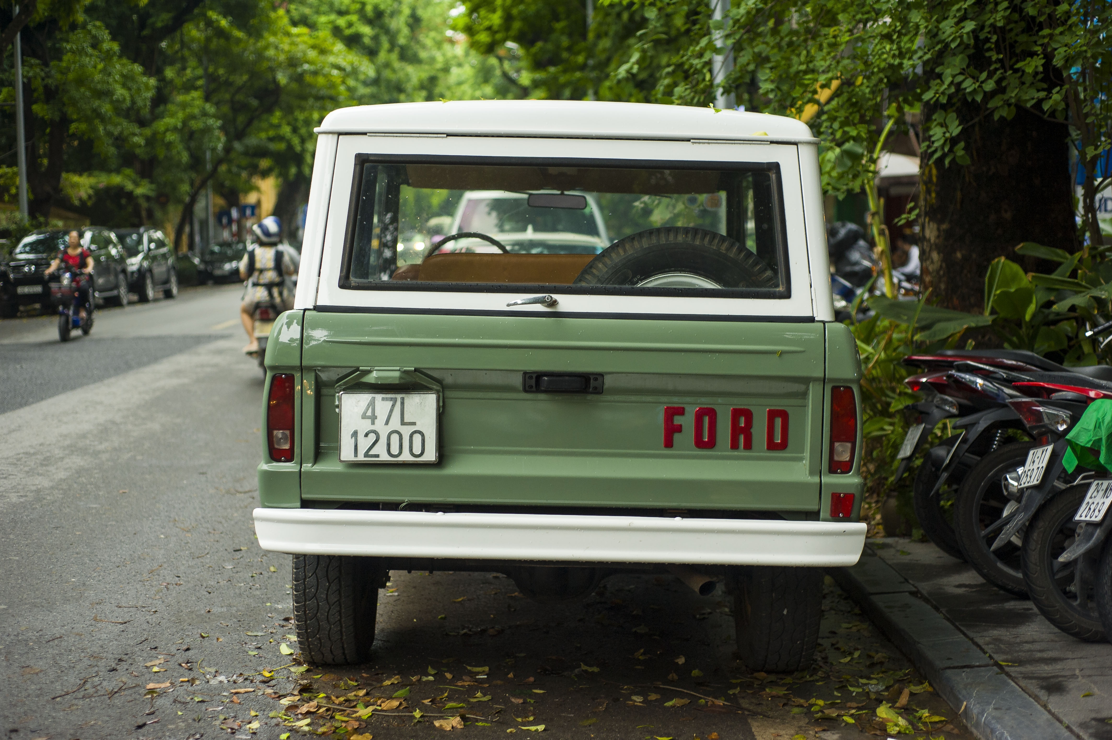 Ford Bronco đời đầu xuất hiện trên đường phố HN ảnh 9 Ford Bronco doi dau xuat hien tren duong pho HN anh 9