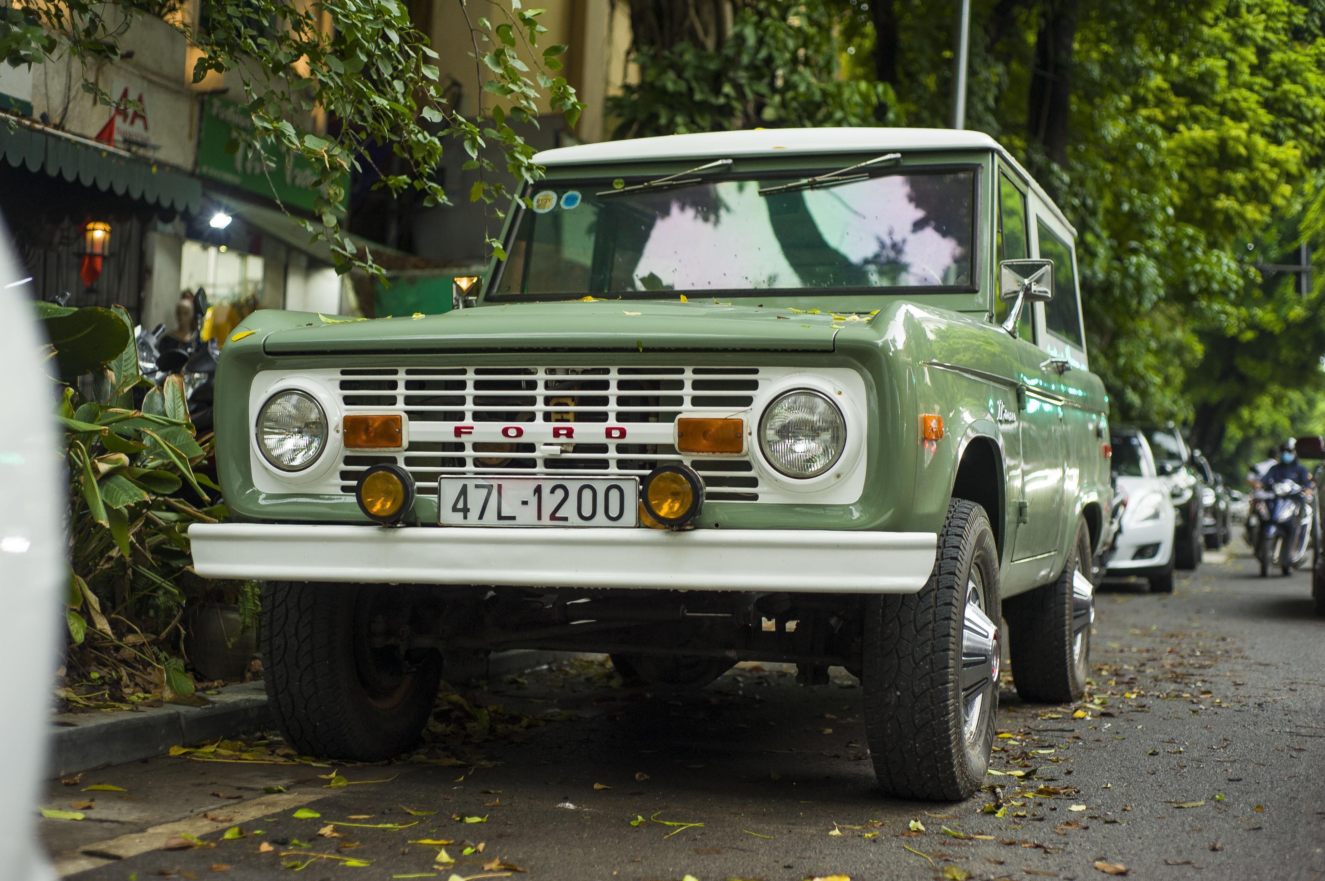 Ford Bronco đời đầu xuất hiện trên đường phố HN ảnh 1 Ford Bronco doi dau xuat hien tren duong pho HN anh 1