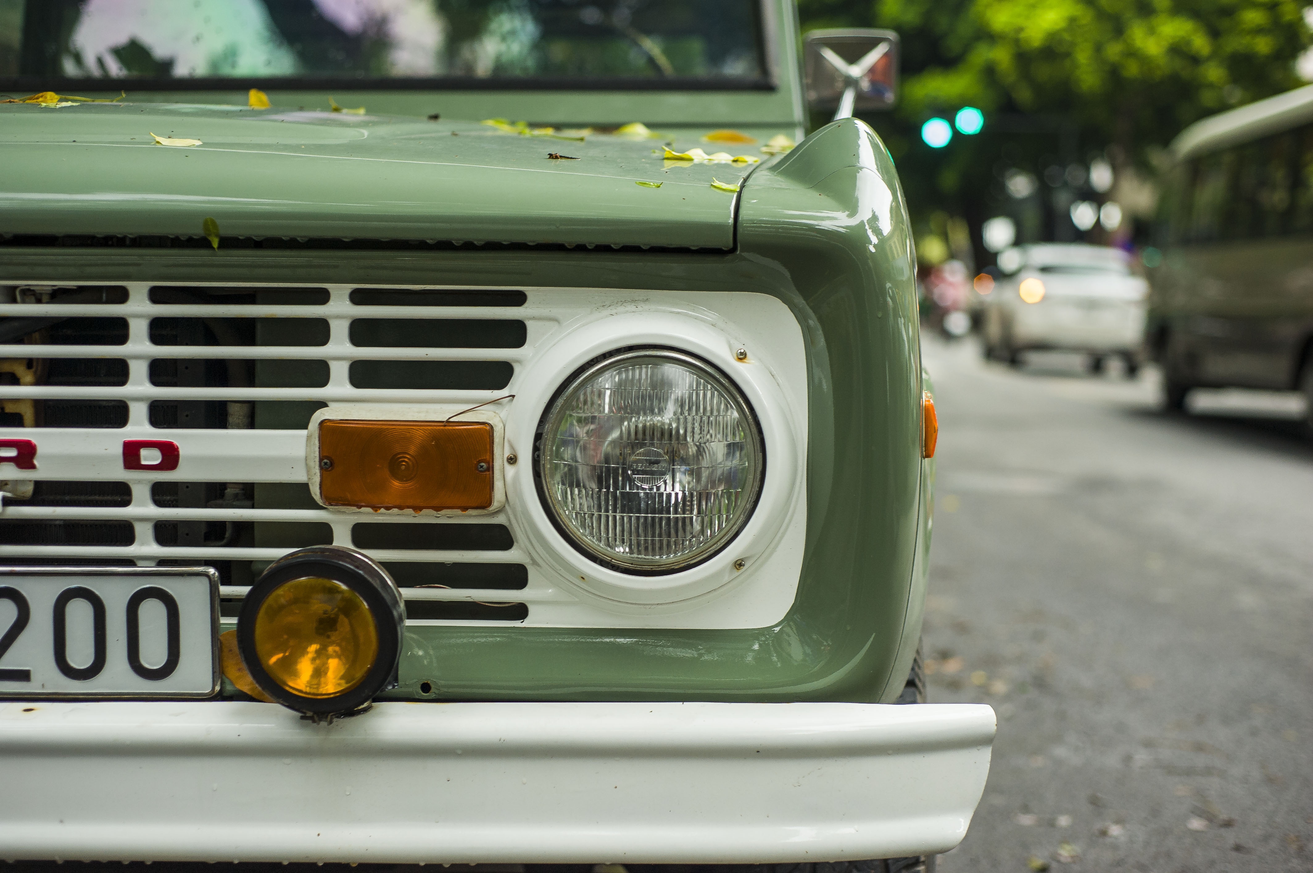 Ford Bronco đời đầu xuất hiện trên đường phố HN ảnh 4 Ford Bronco doi dau xuat hien tren duong pho HN anh 4