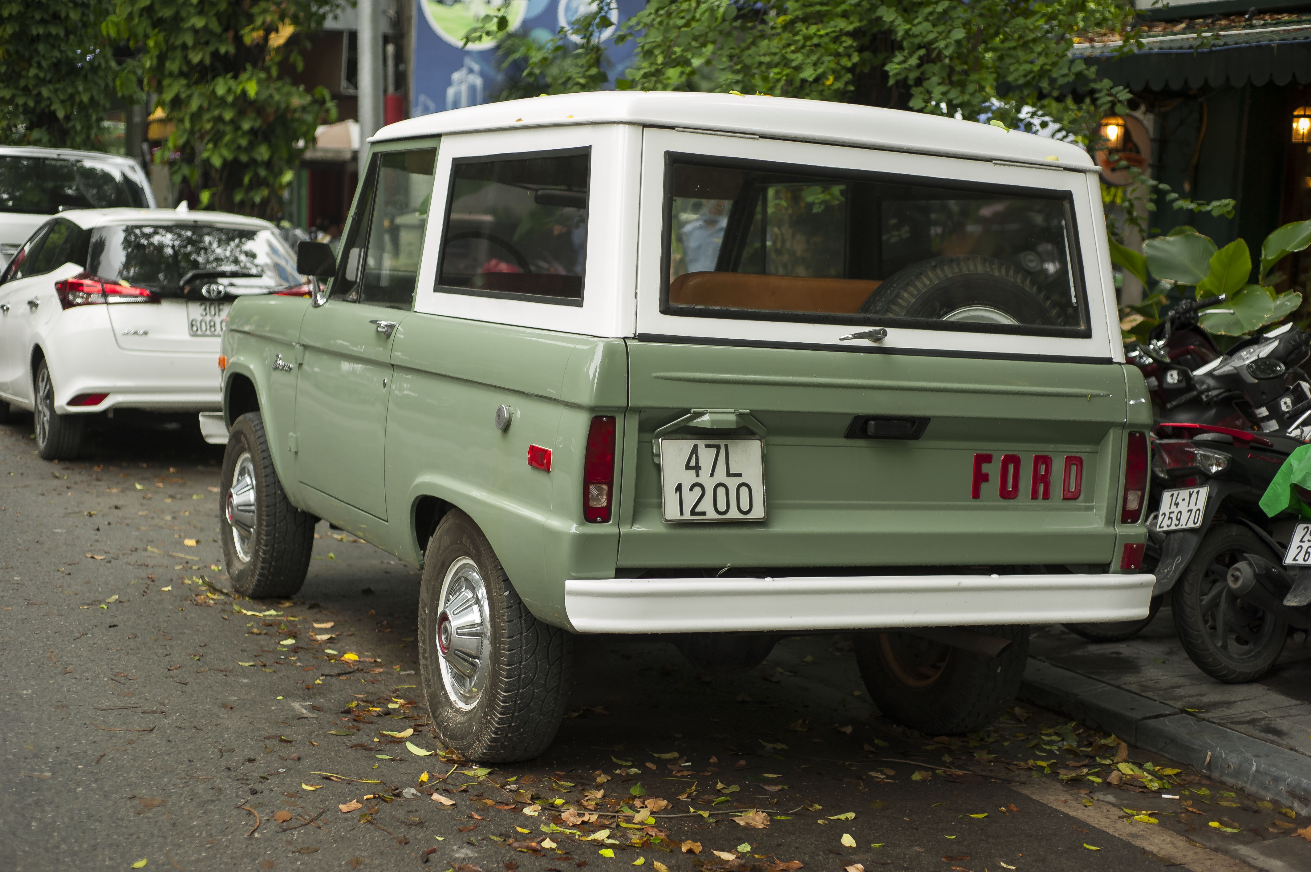 Ford Bronco đời đầu xuất hiện trên đường phố HN ảnh 5 Ford Bronco doi dau xuat hien tren duong pho HN anh 5