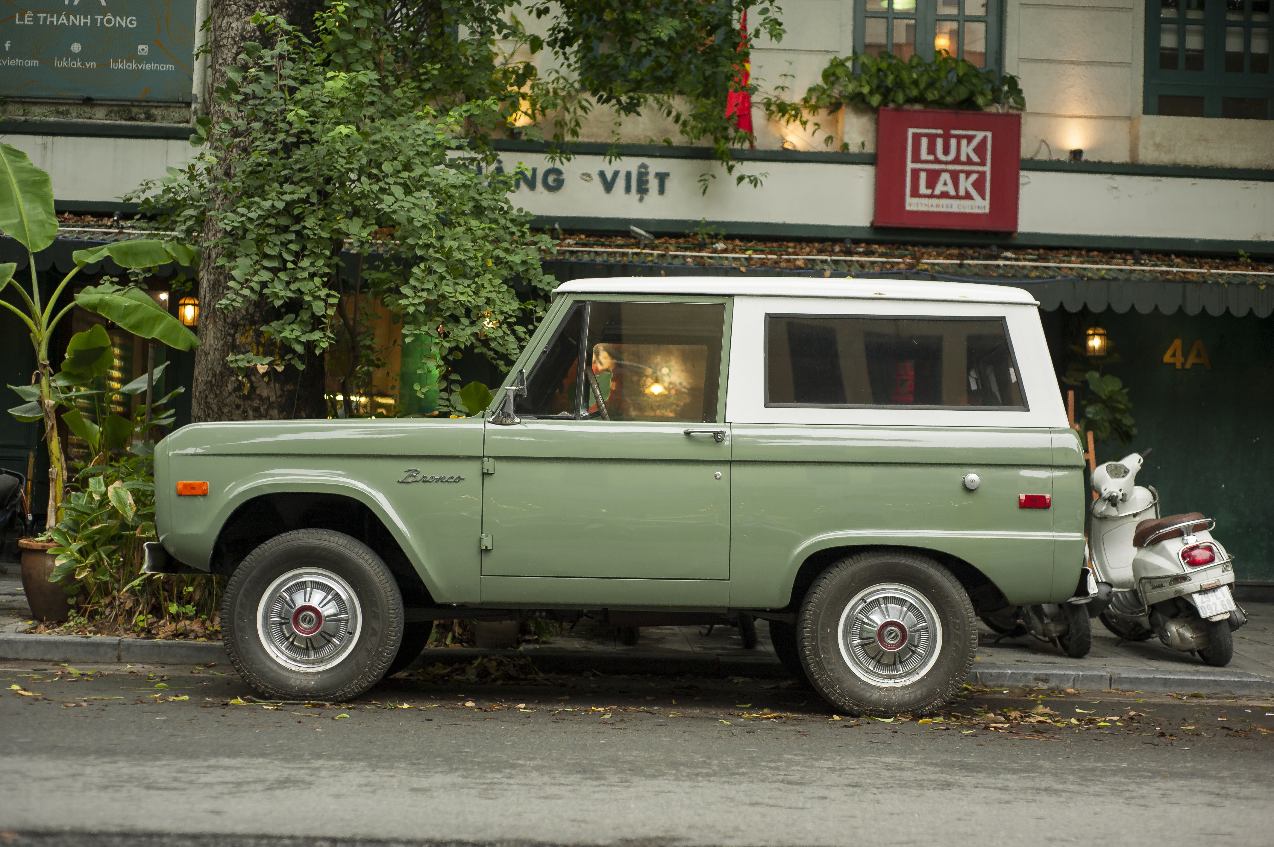 Ford Bronco đời đầu xuất hiện trên đường phố HN ảnh 2 Ford Bronco doi dau xuat hien tren duong pho HN anh 2