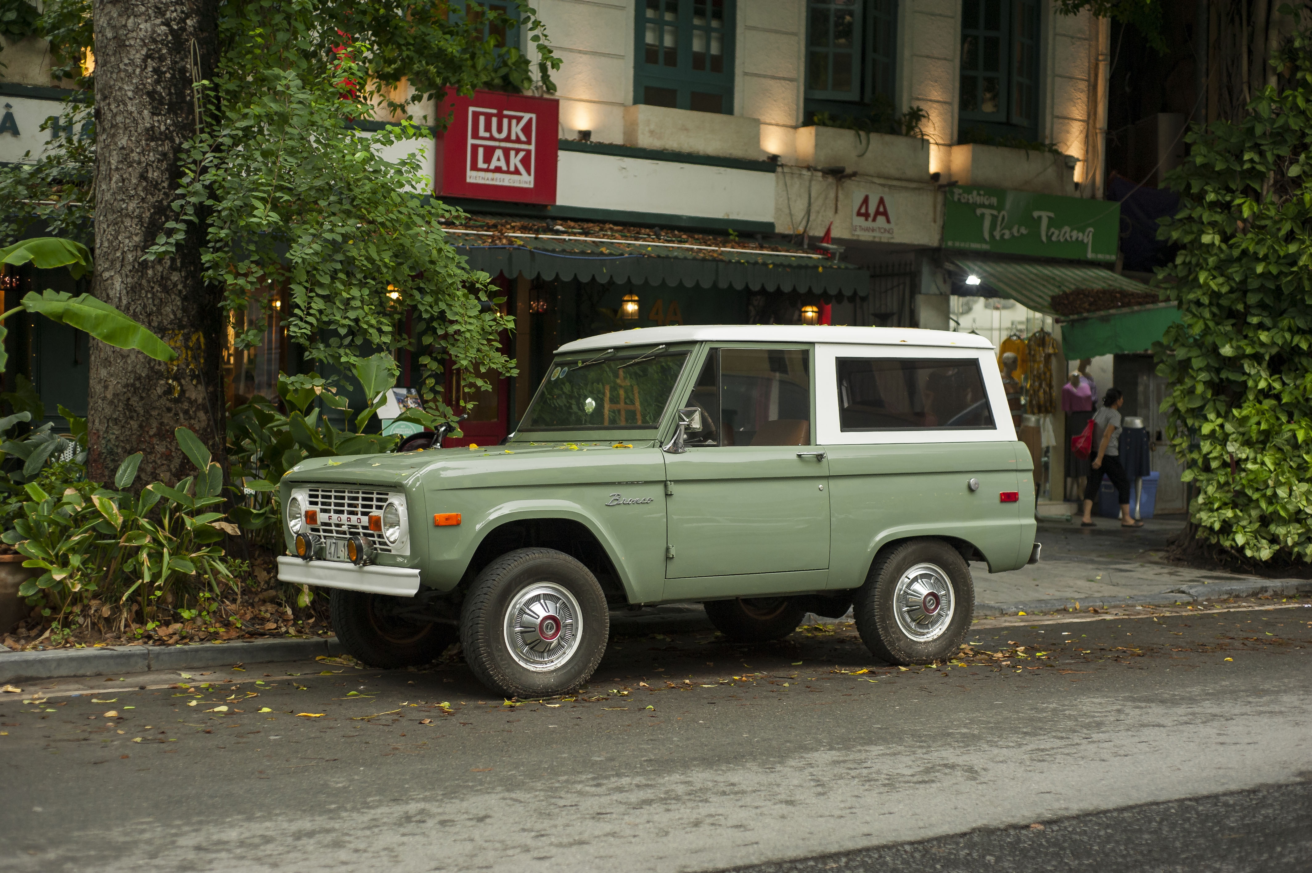 Ford Bronco đời đầu xuất hiện trên đường phố HN ảnh 3 Ford Bronco doi dau xuat hien tren duong pho HN anh 3