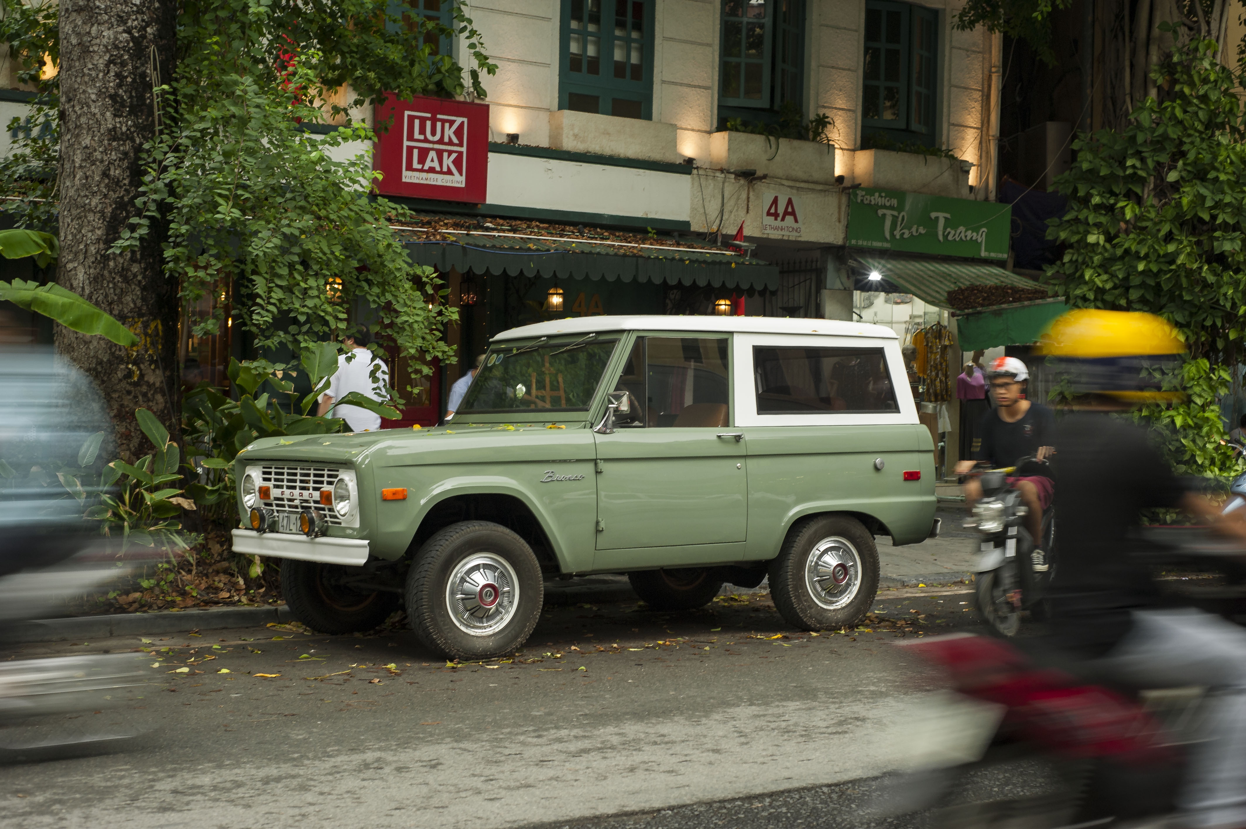 Ford Bronco đời đầu xuất hiện trên đường phố HN ảnh 12 Ford Bronco doi dau xuat hien tren duong pho HN anh 12