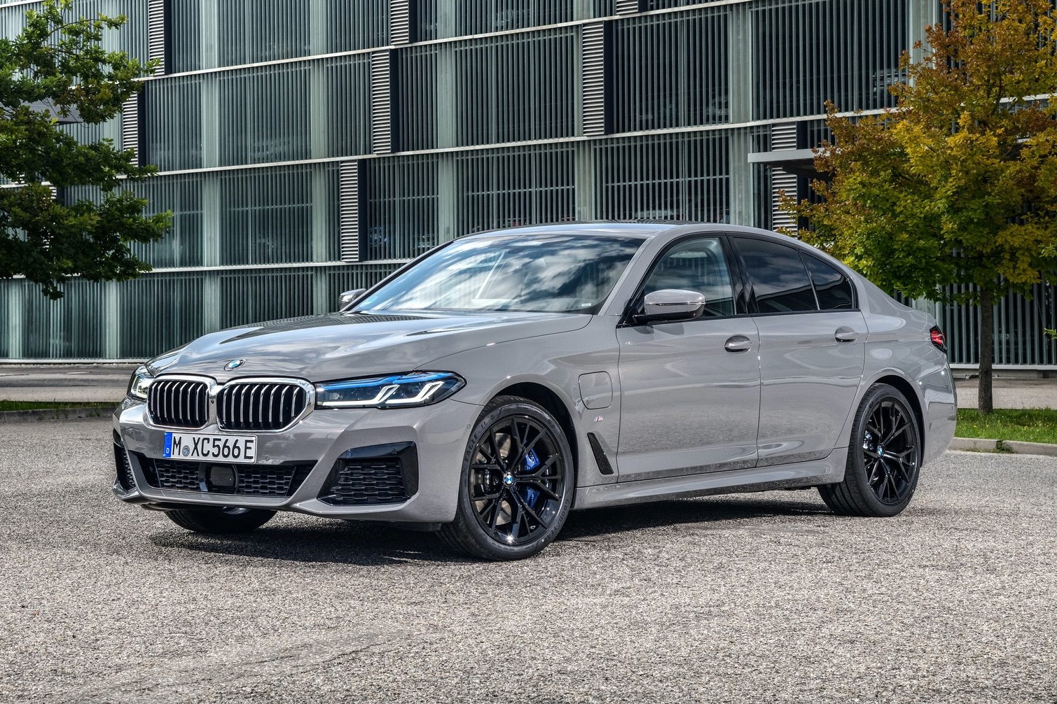 Chi tiet BMW 545e xDrive 2021 G30 - mau hybrid nhanh nhat cua BMW hinh anh