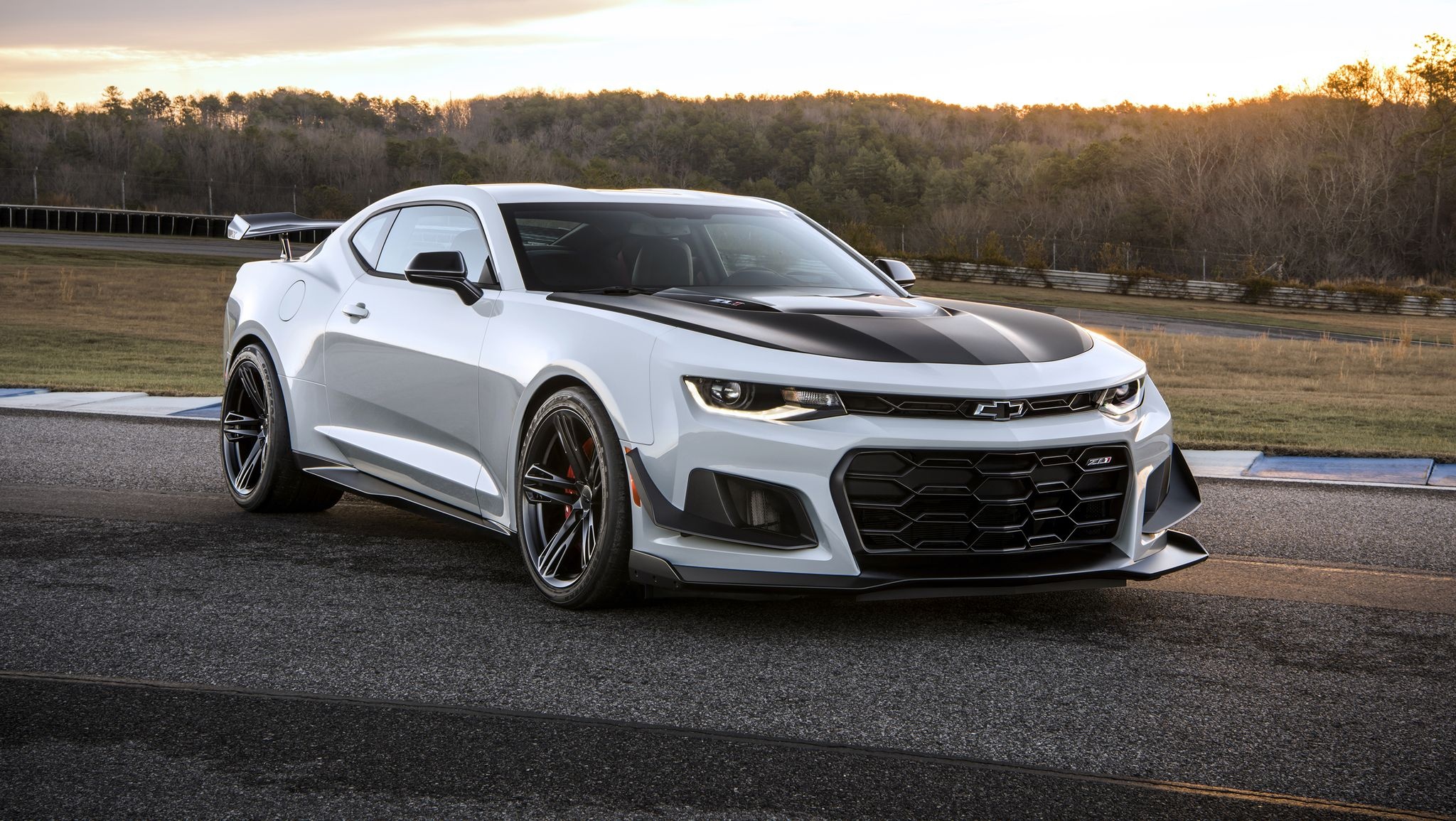 10 mau xe dong co V8 tang toc nhanh nhat anh 2