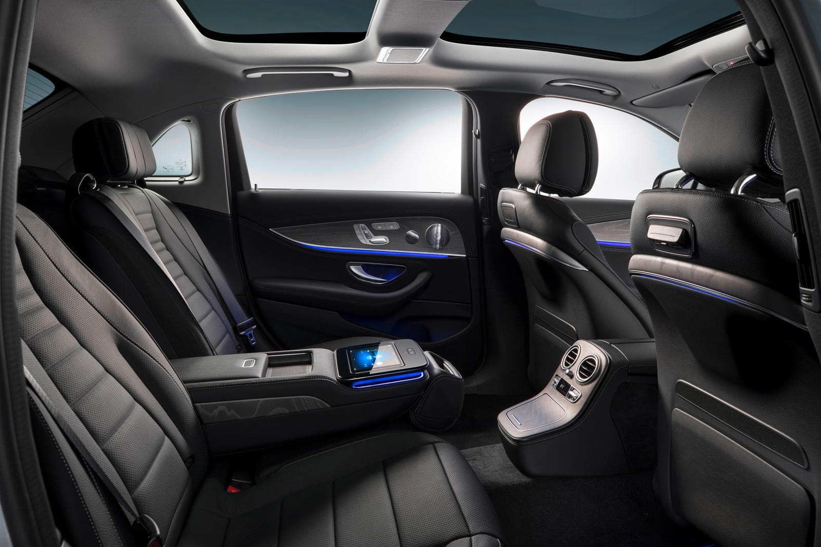 Mercedes-Benz E-Class ban keo dai truc co so ra mat anh 7