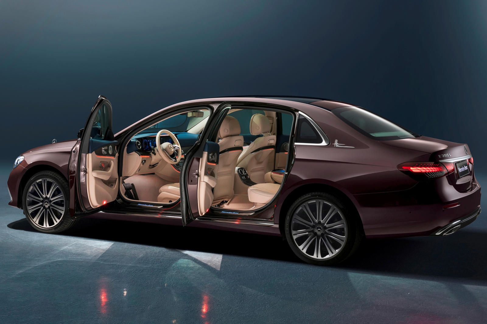 Mercedes-Benz E-Class ban keo dai truc co so ra mat anh 3