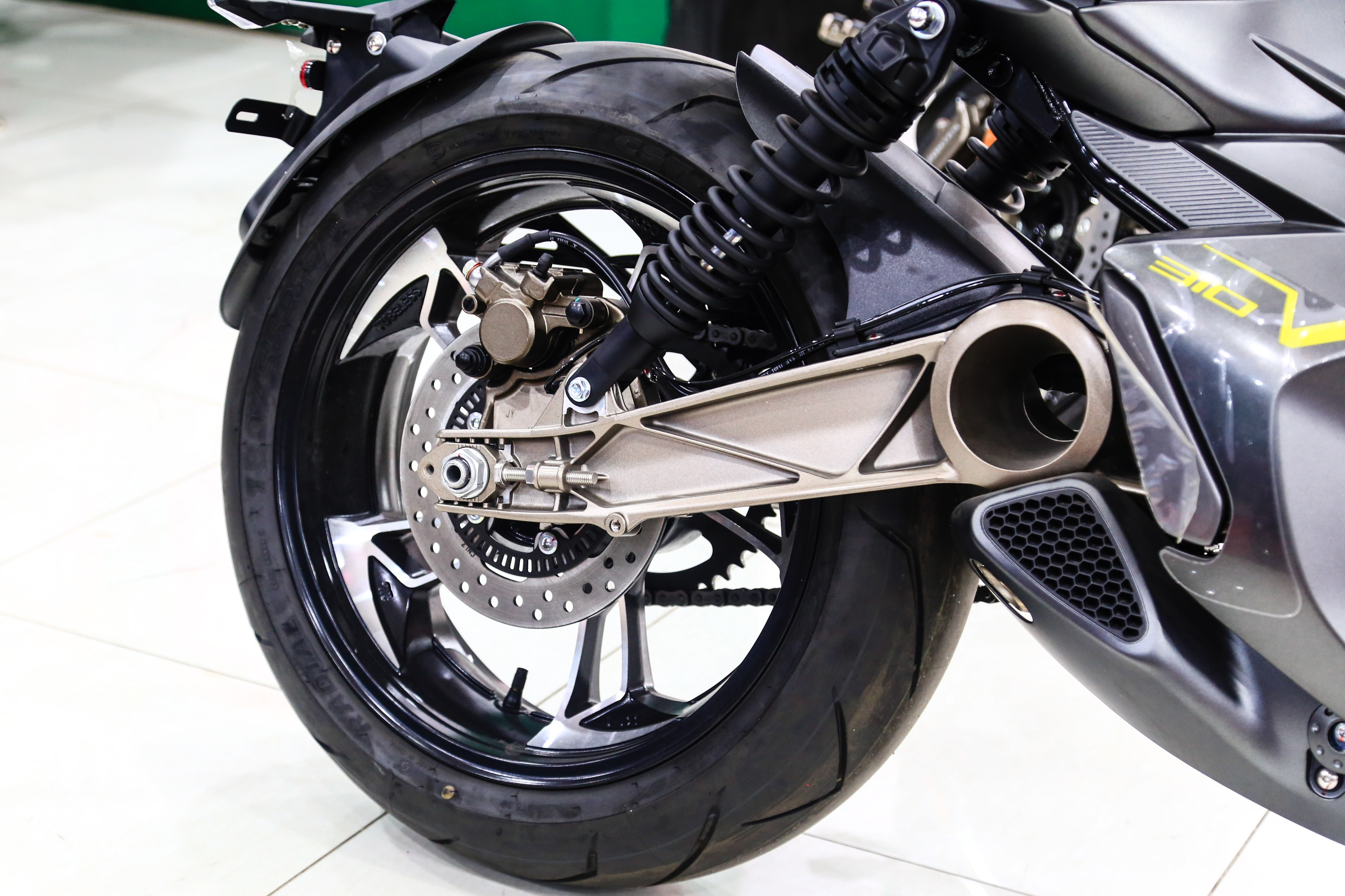 Những mẫu môtô phân khối lớn giá rẻ tại VN ảnh 24 Nhung mau moto phan khoi lon gia re tai VN anh 24