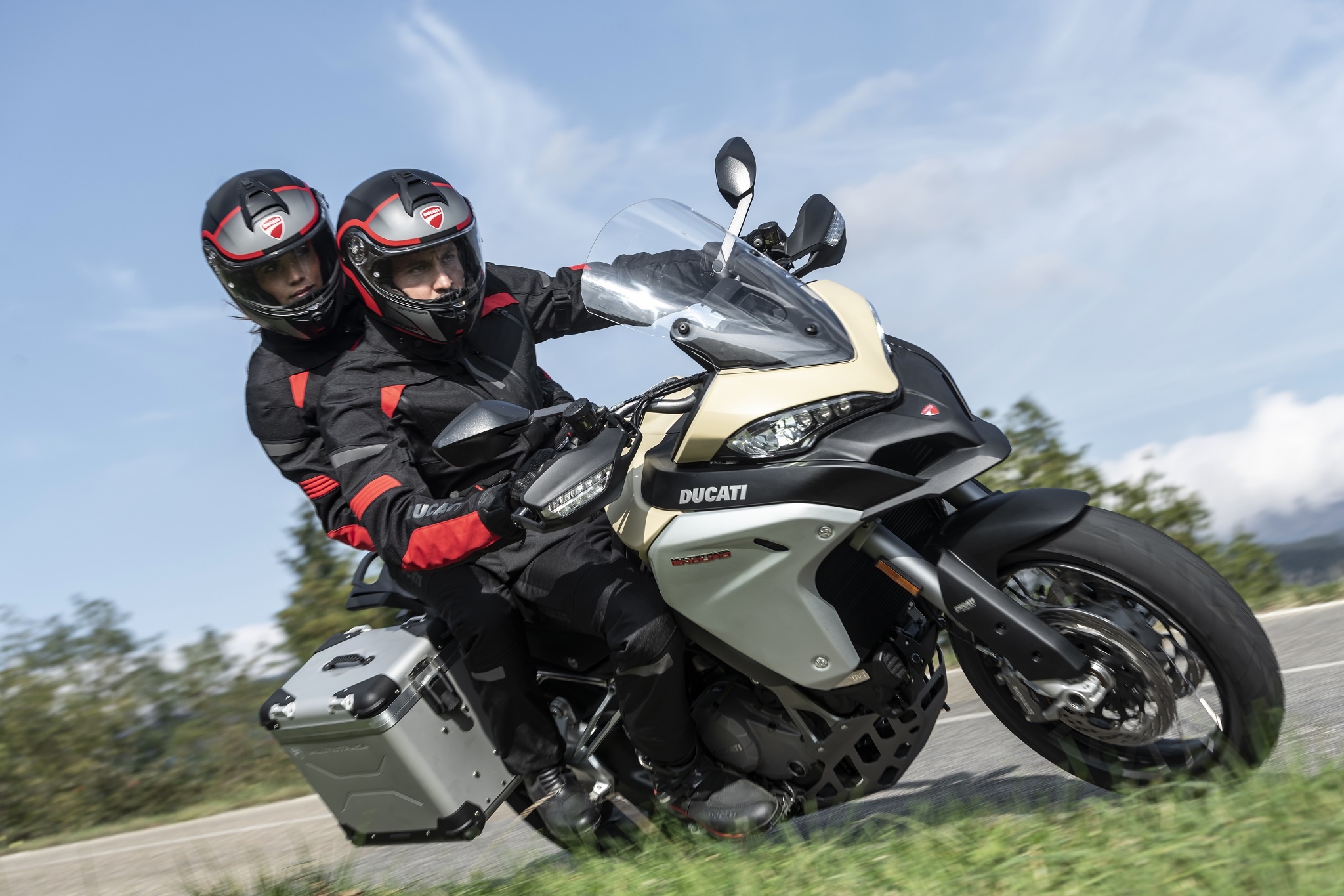 Ducati Multistrada V4 2020 - mau moto dau tien duoc trang bi radar hinh anh