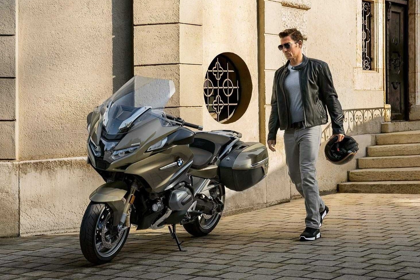 BMW ra mat R 1250 RT moi voi cong nghe kiem soat hanh trinh chu dong hinh anh